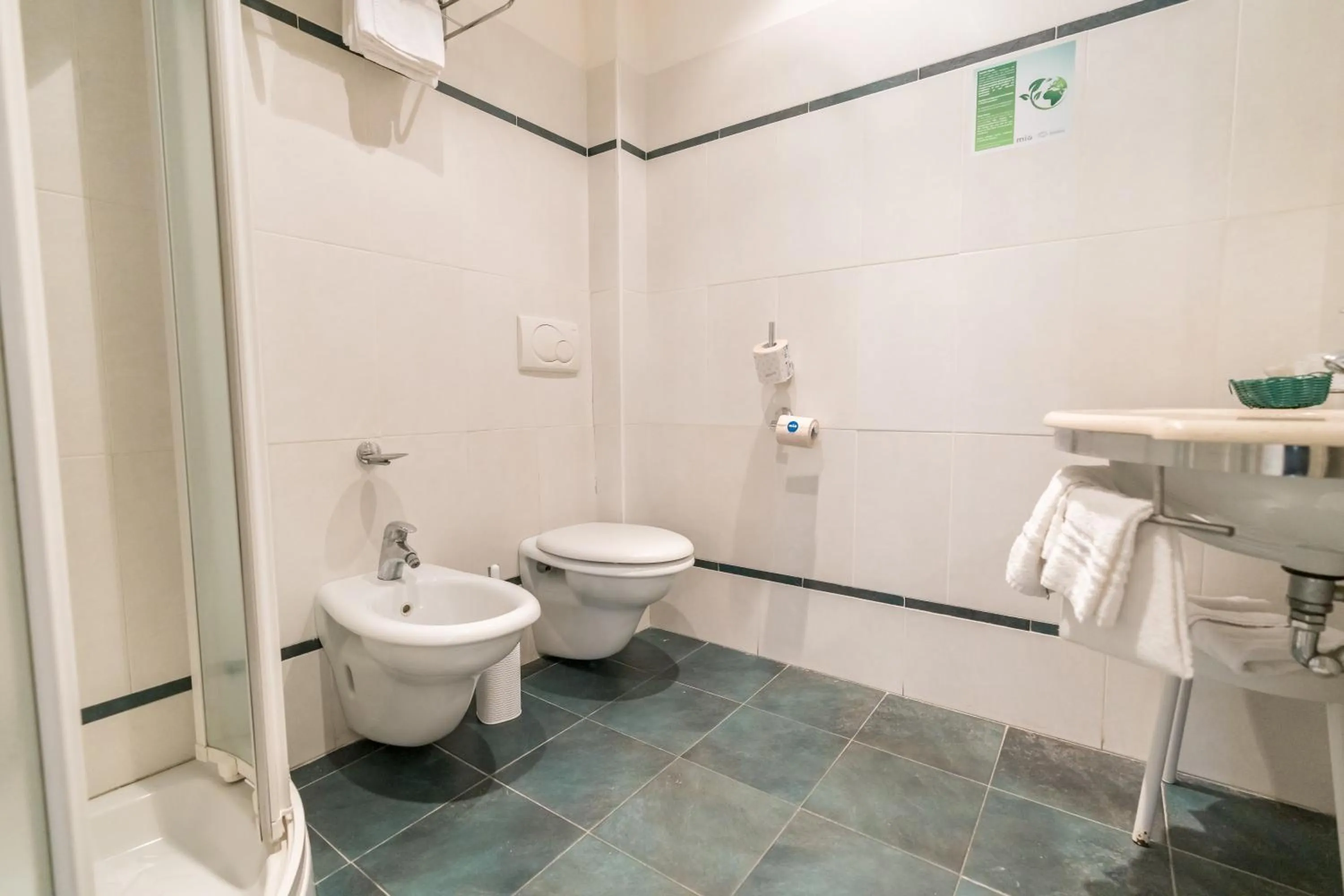 Bathroom in Hotel Majorca sul Mare in centro a Riccione con Area Fitness