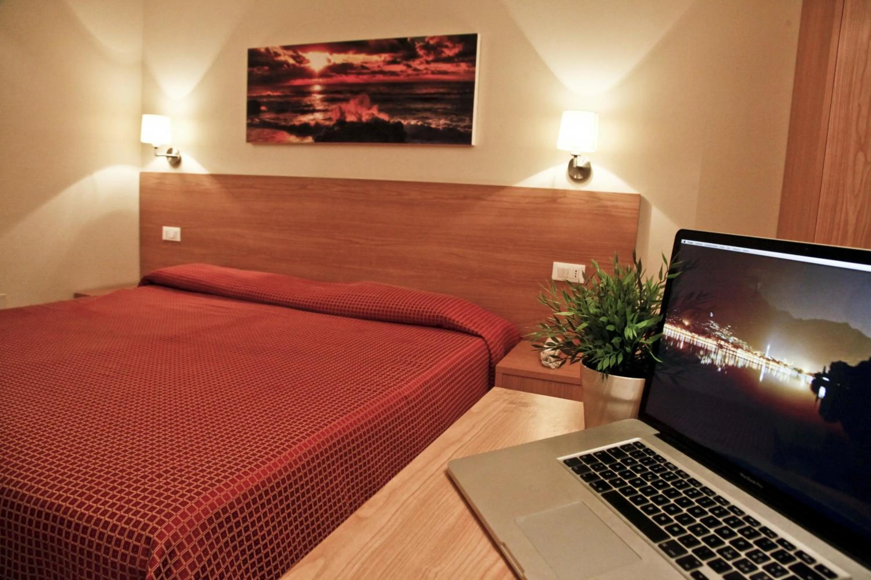 Bedroom, Bed in Hotel Majorca sul Mare in centro a Riccione con Area Fitness