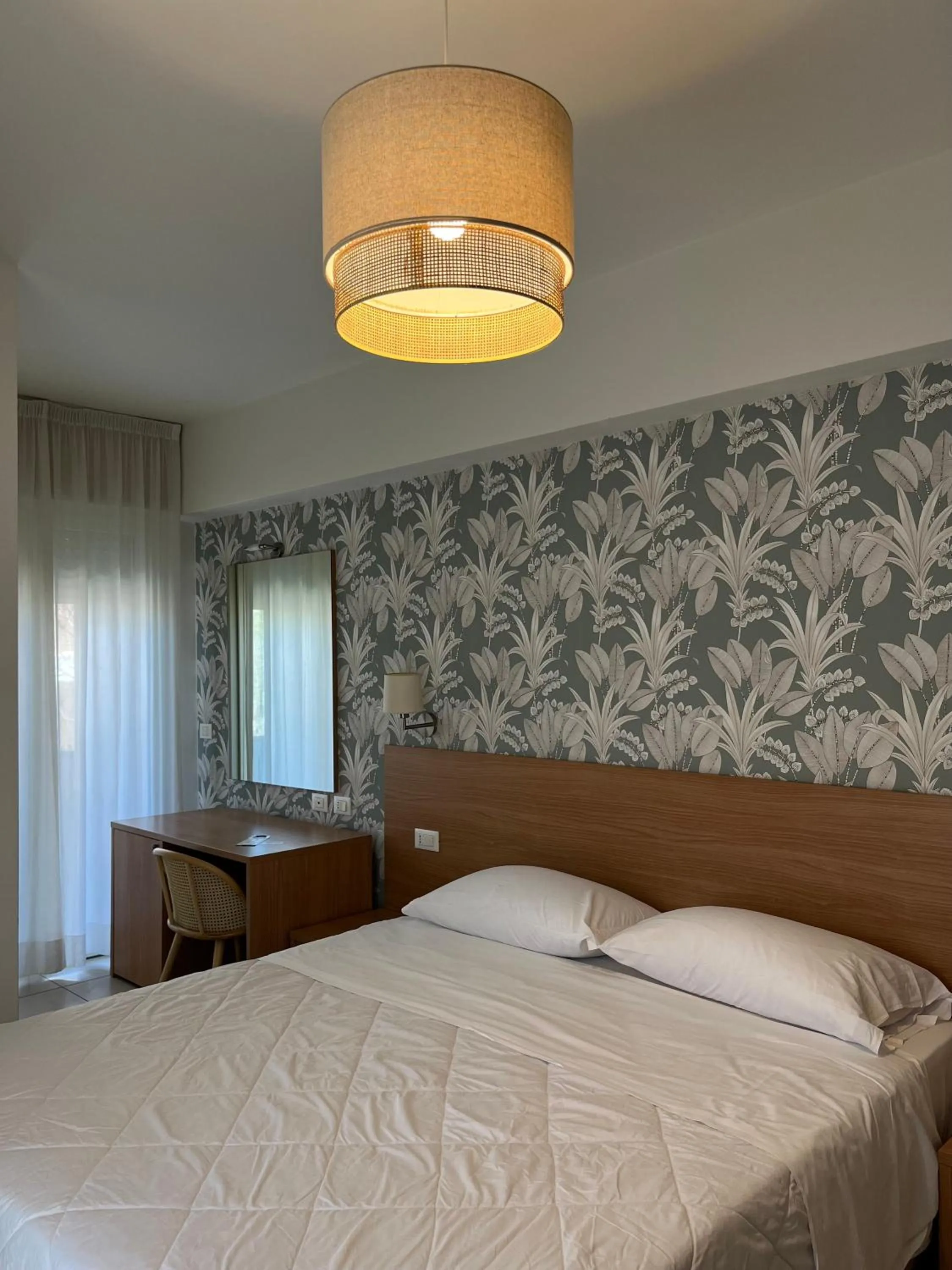 Bedroom, Bed in Hotel Majorca sul Mare in centro a Riccione con Area Fitness