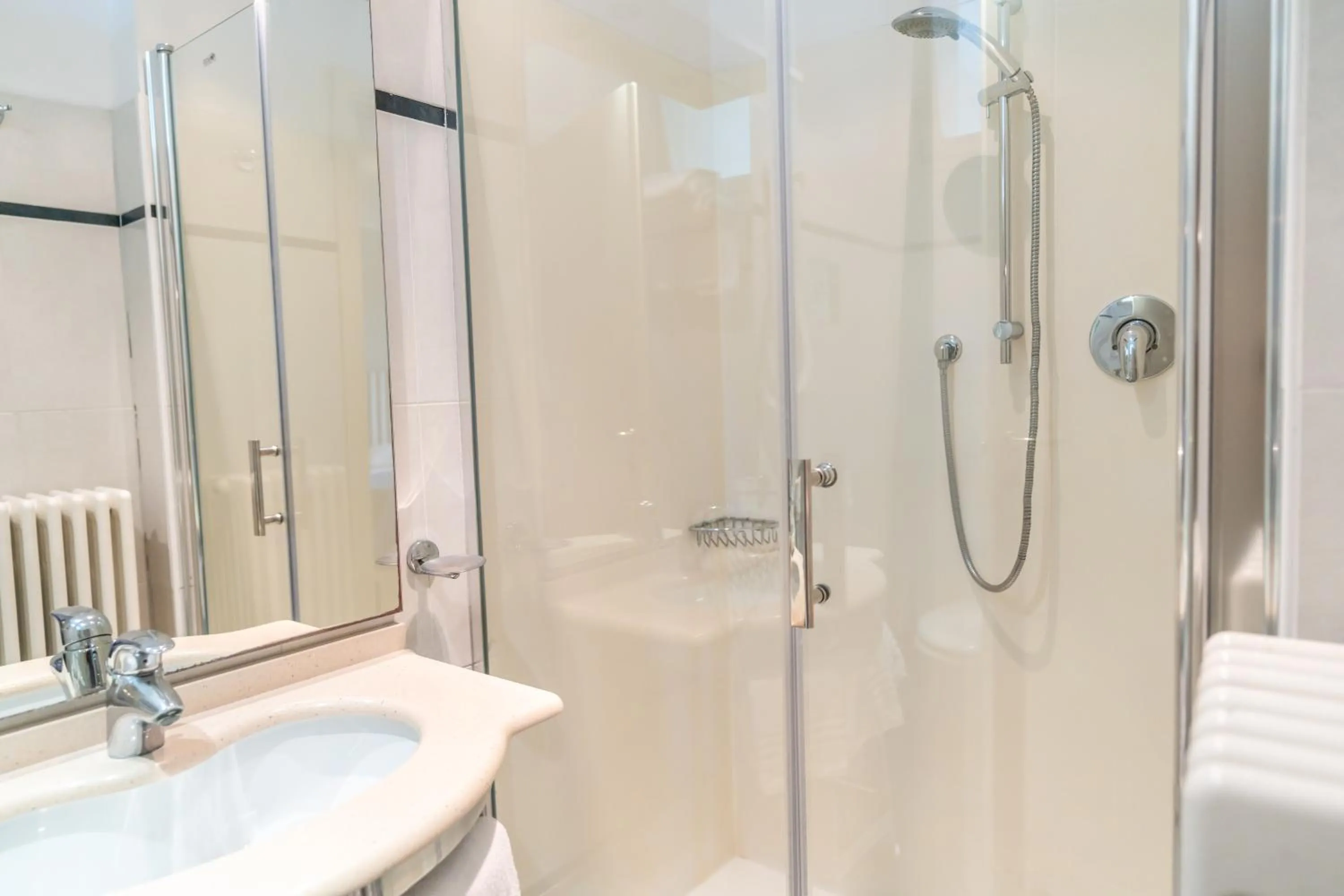 Bathroom in Hotel Majorca sul Mare in centro a Riccione con Area Fitness