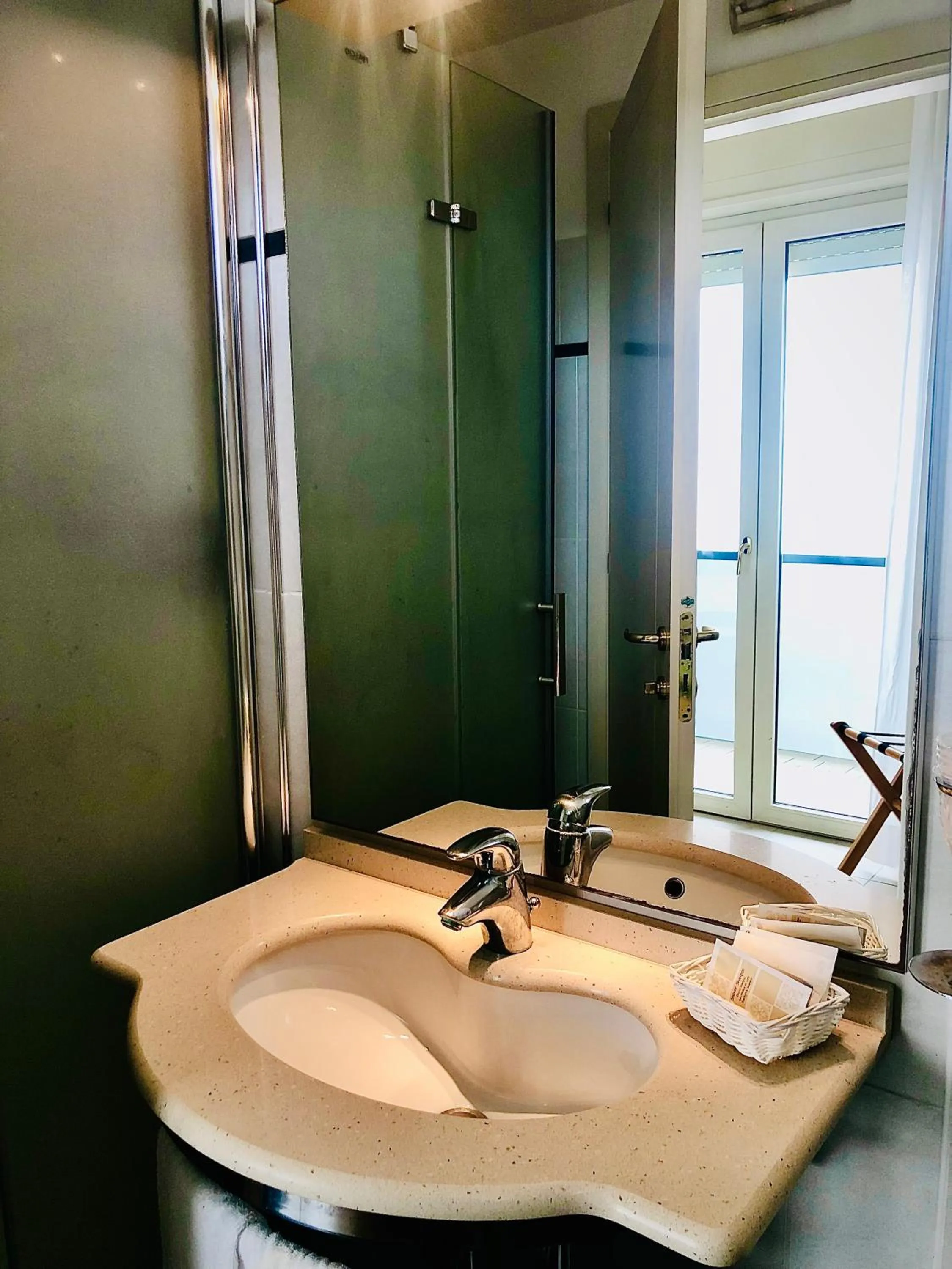 Bathroom in Hotel Majorca sul Mare in centro a Riccione con Area Fitness