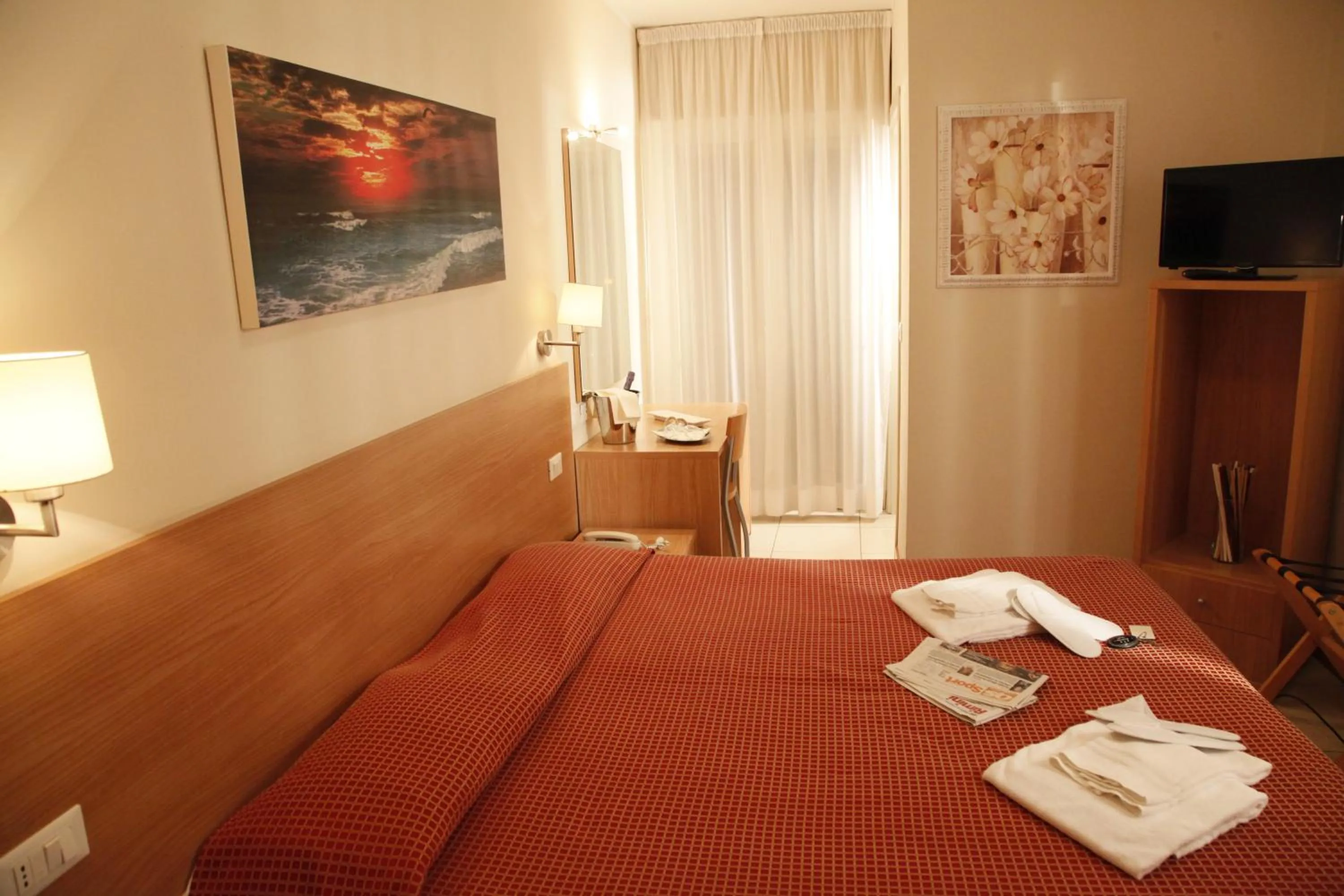 Bedroom, Bed in Hotel Majorca sul Mare in centro a Riccione con Area Fitness