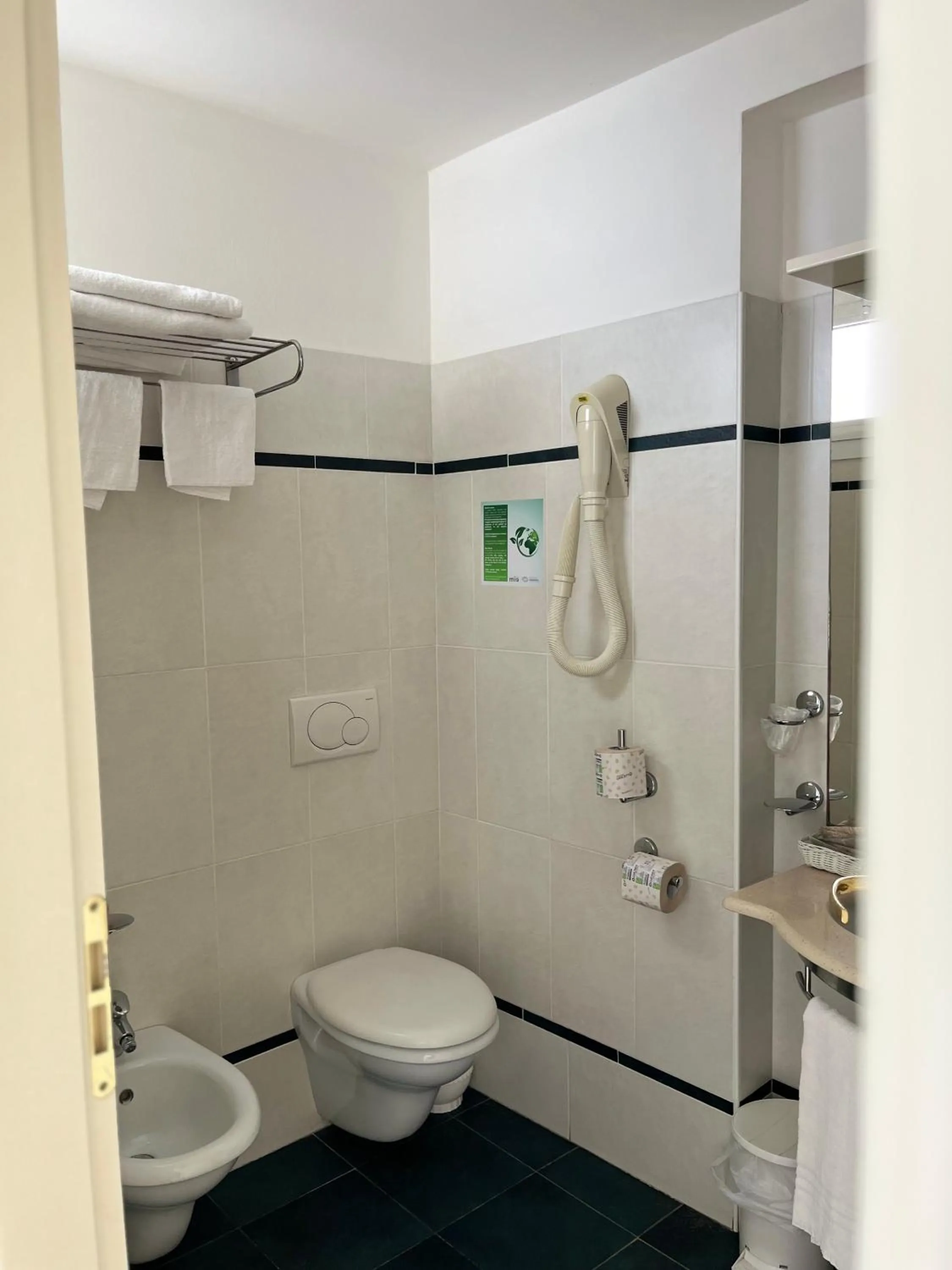 Shower in Hotel Majorca sul Mare in centro a Riccione con Area Fitness