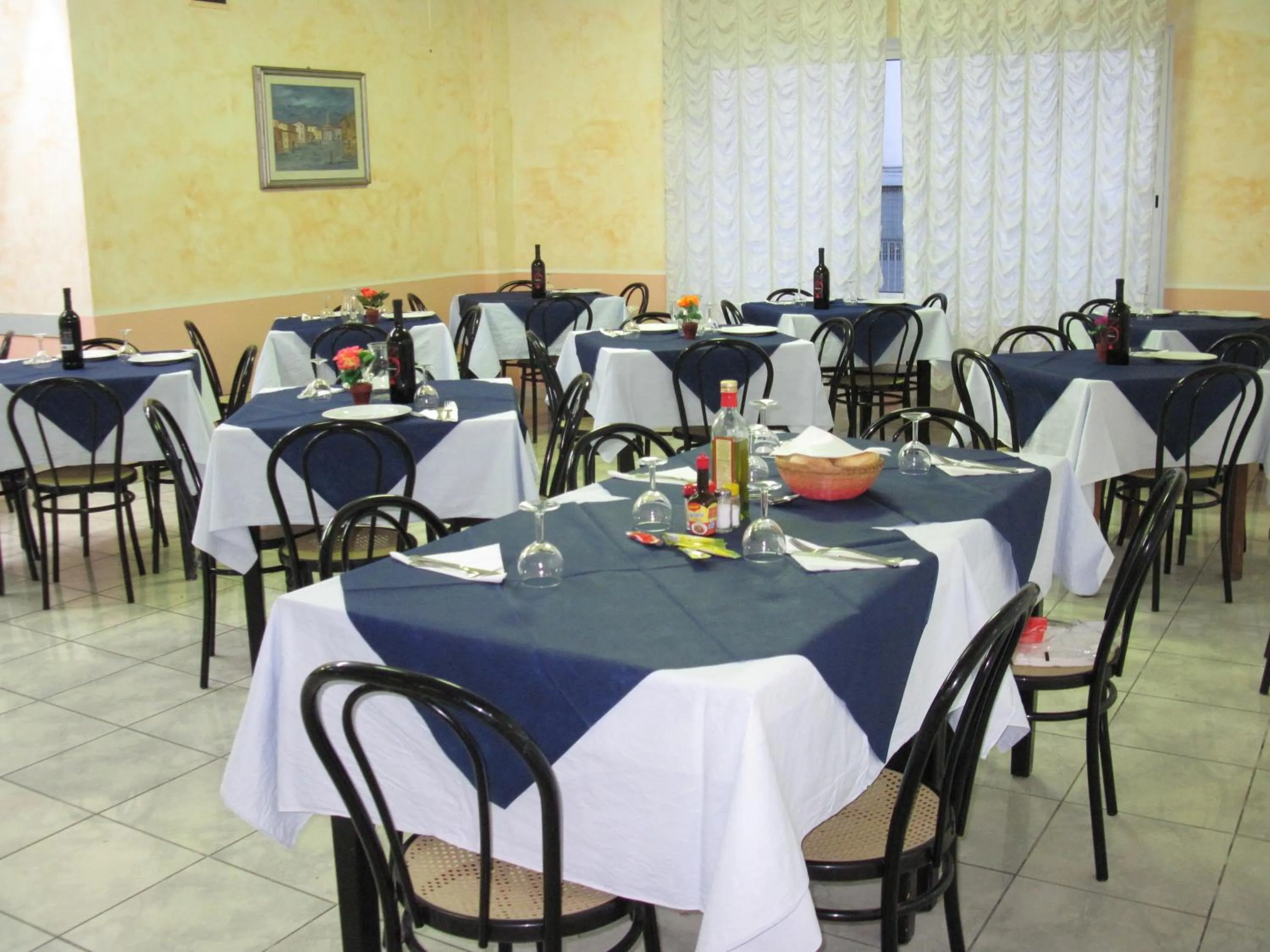 Restaurant/places to eat in Hotel TV