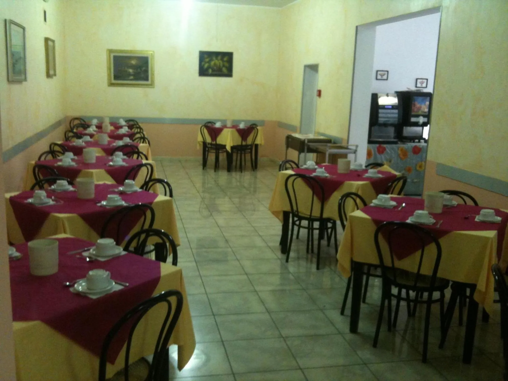 Restaurant/places to eat in Hotel TV