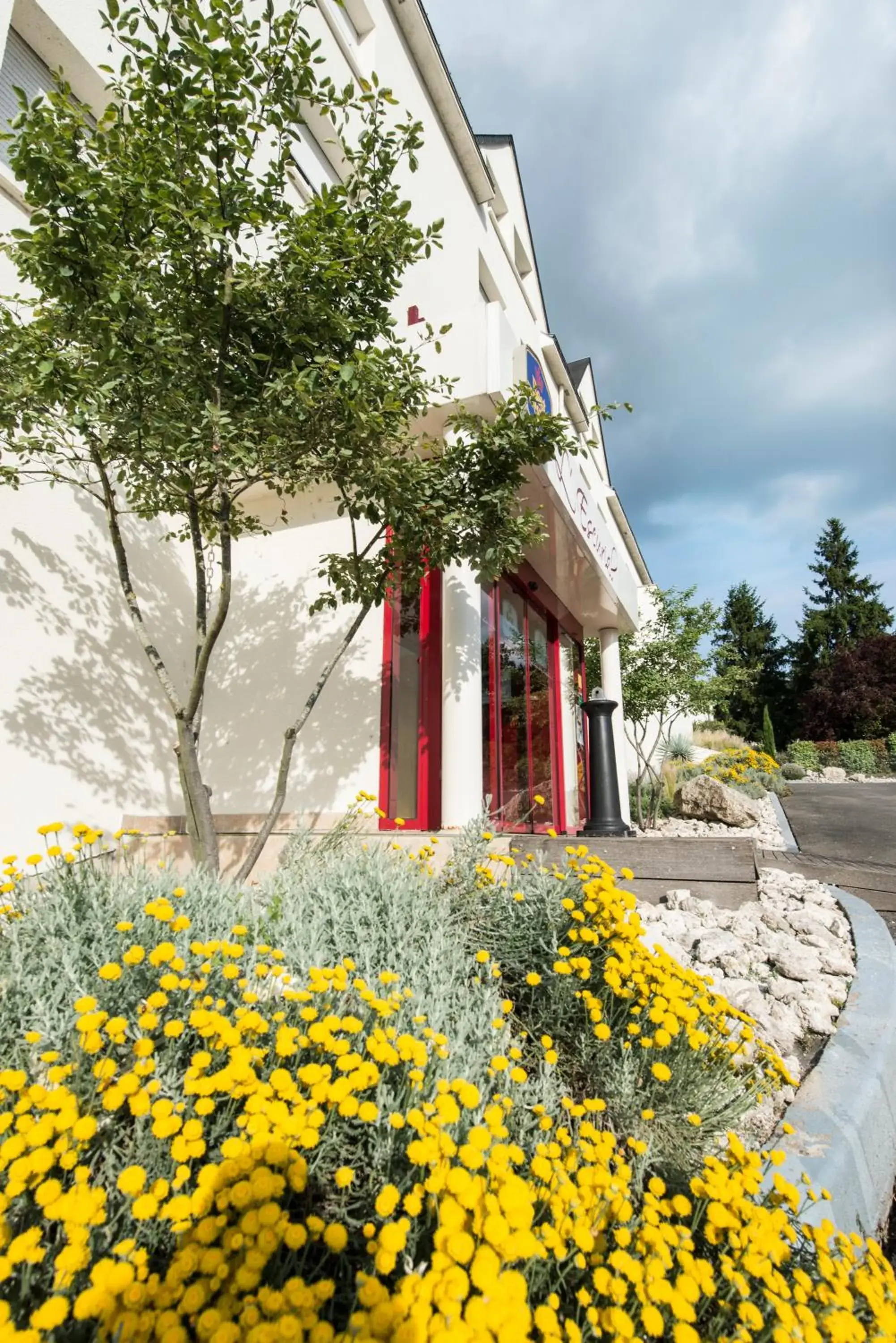 Facade/entrance in Kyriad Tours - Joué-Lès-Tours Facade/entrance in Kyriad Tours - Joué-Lès-Tours