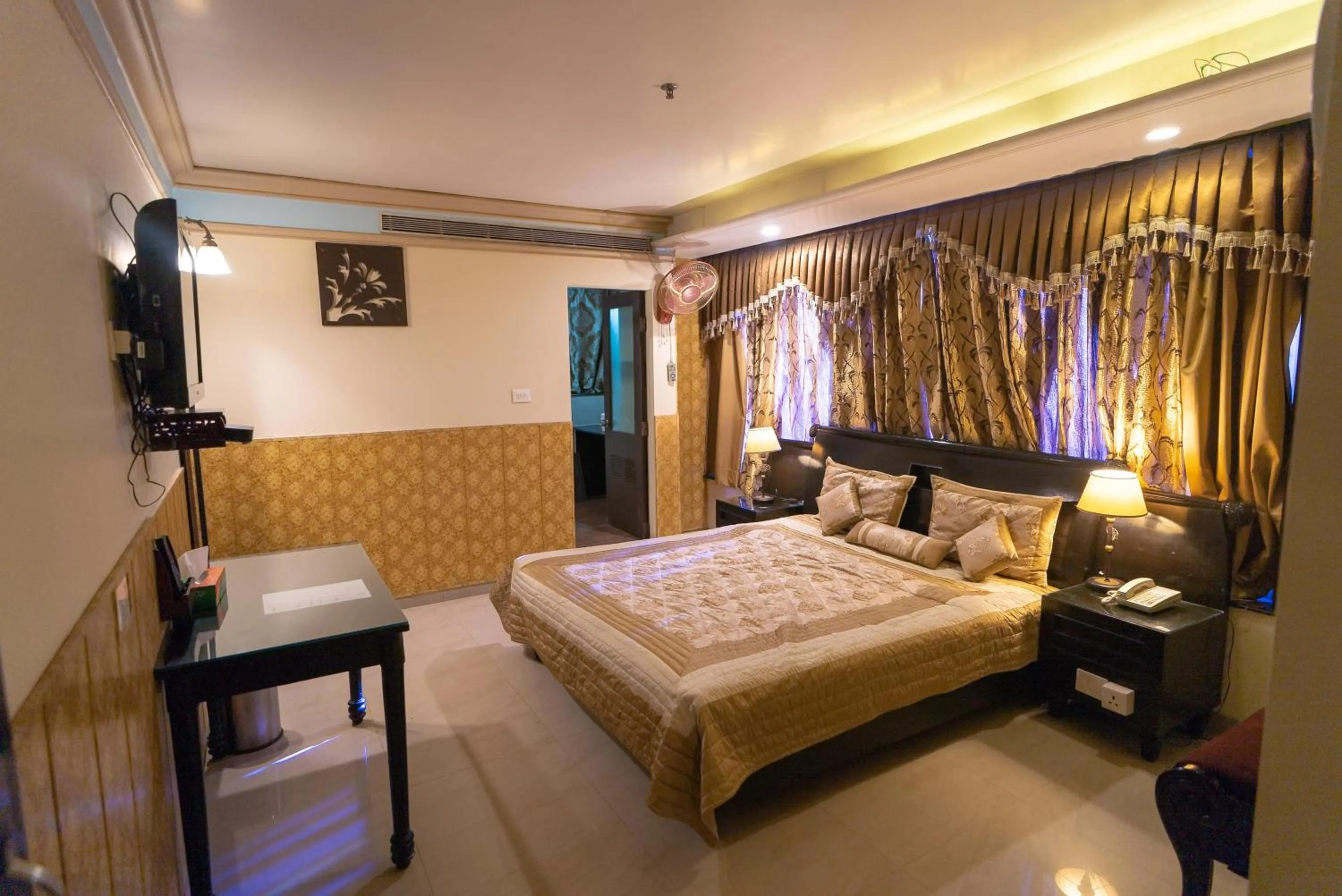 Bed in The Nagpur Ashok