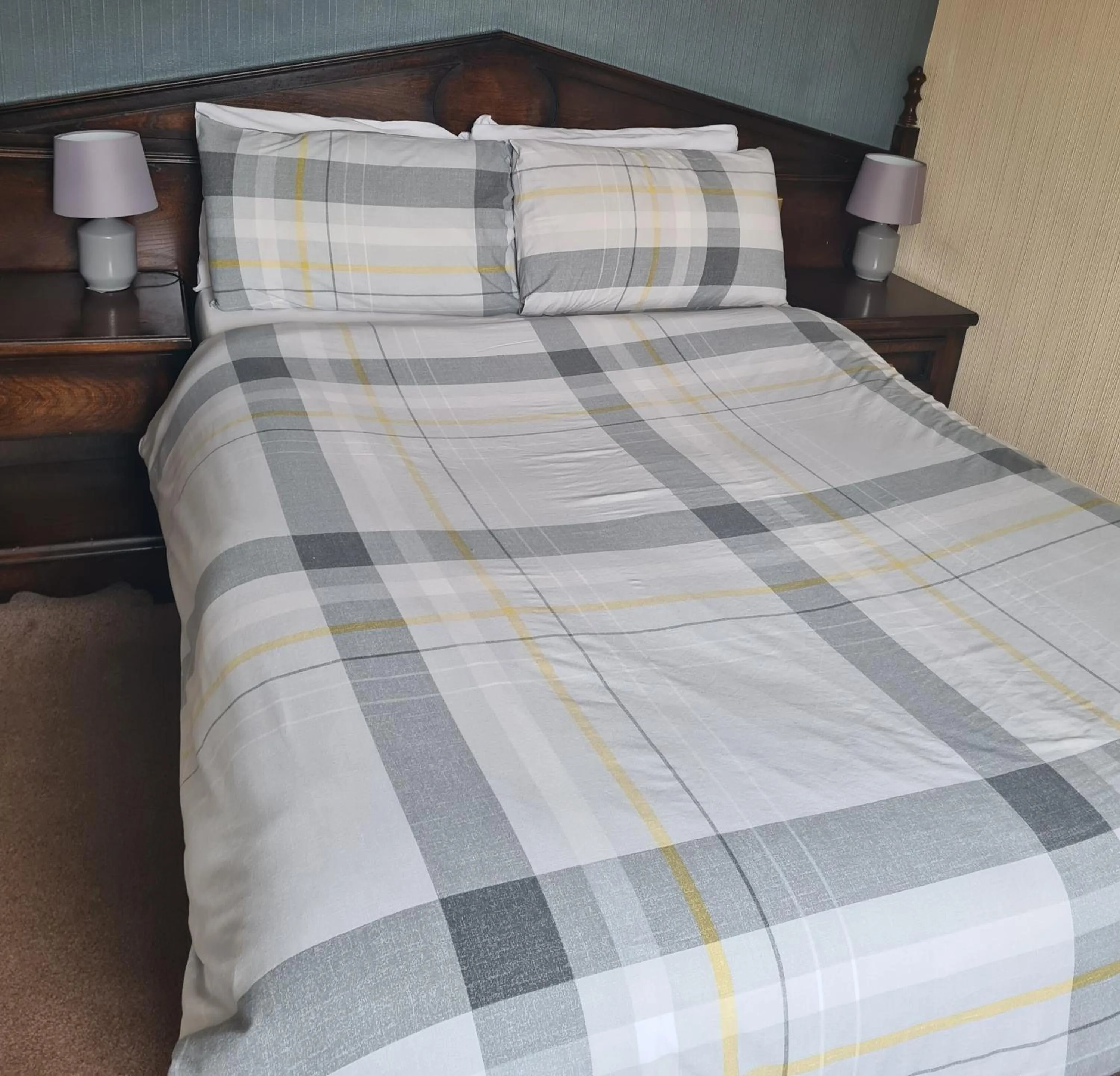 Bed in Queensberry Arms Hotel