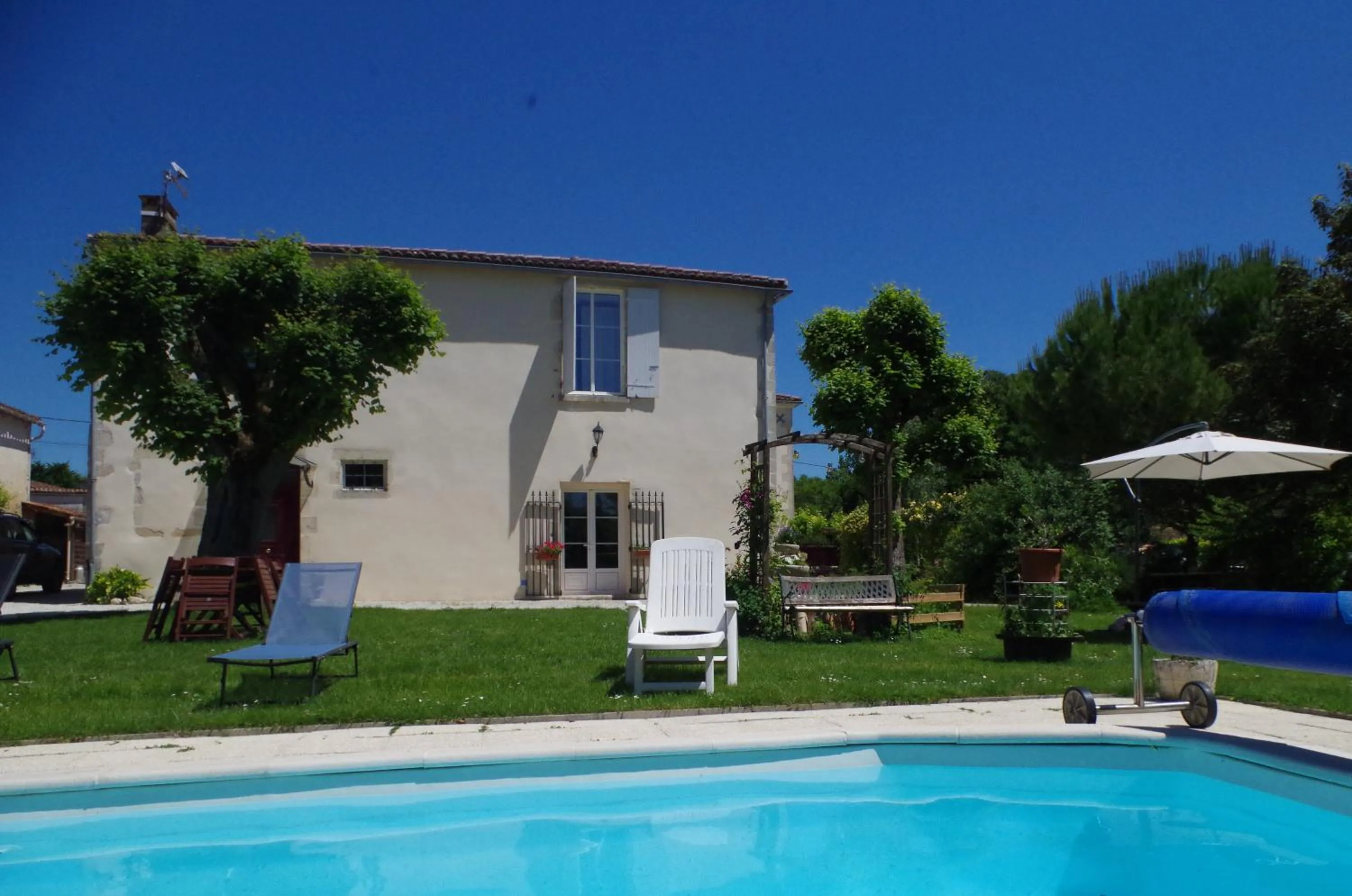 Property building in Maison d'Hôtes Le Cadran Solaire