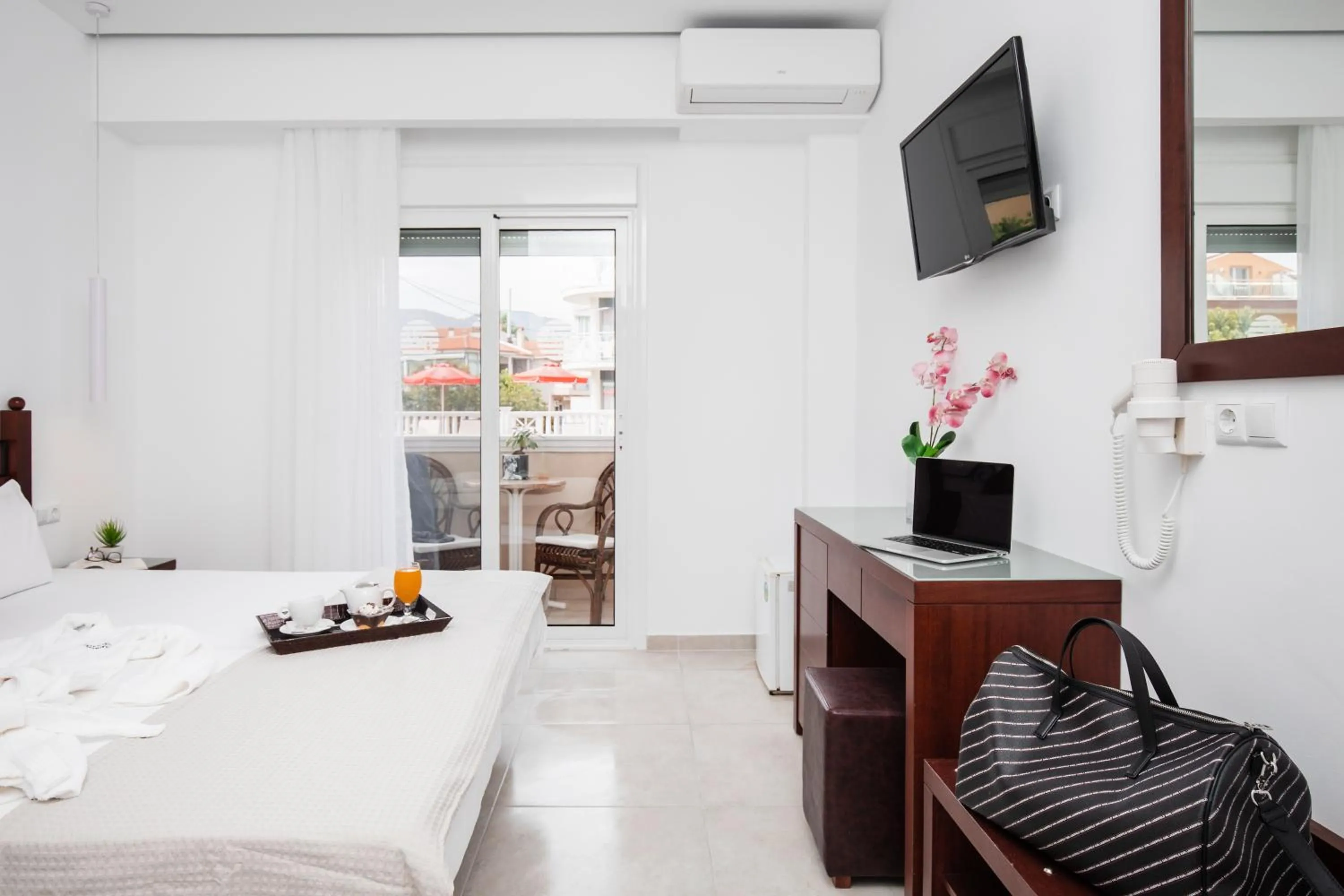 Bed in Hotel Samaras Beach