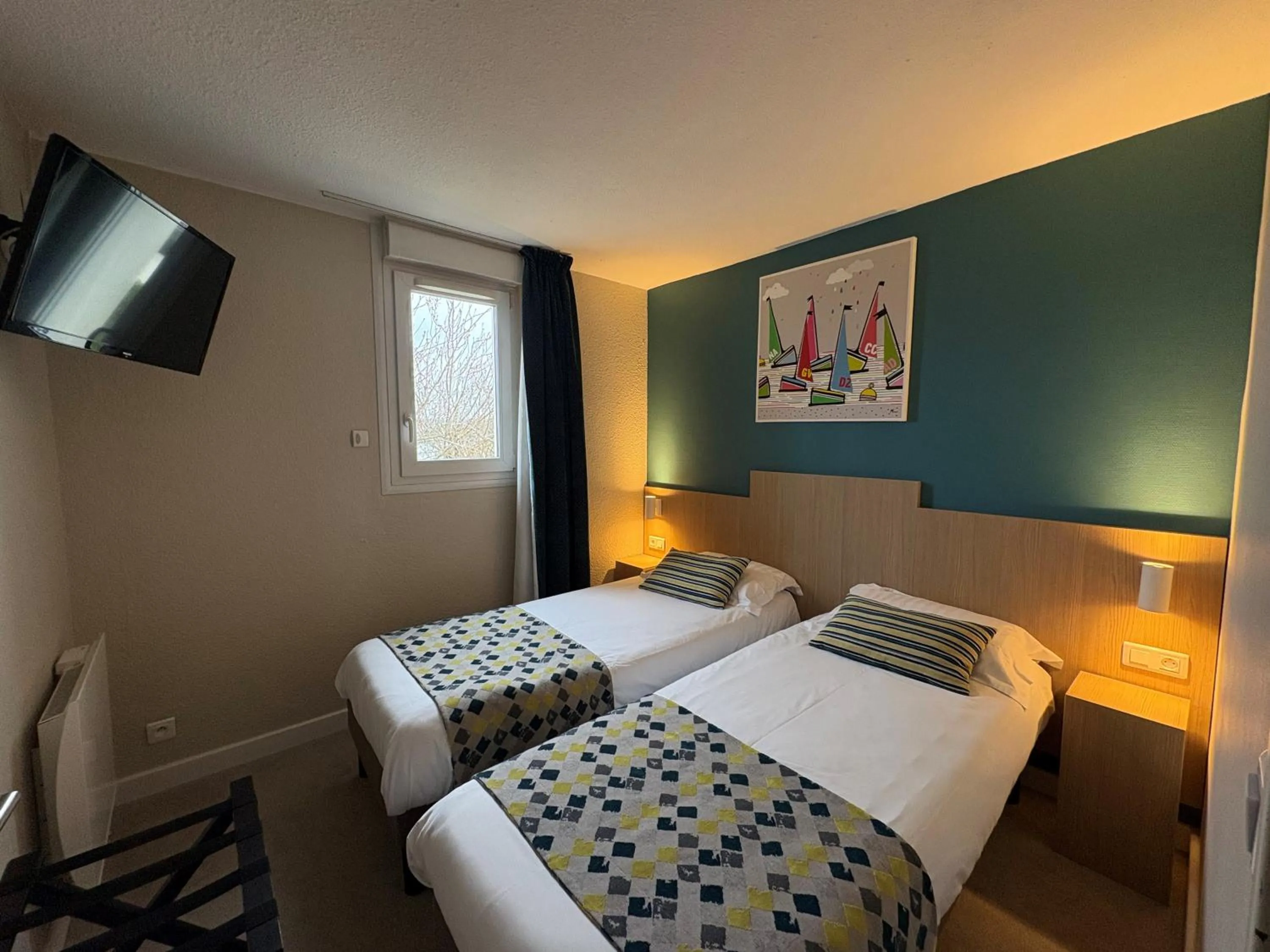 Photo of the whole room, Bed in Brit Hotel Quimper Nord