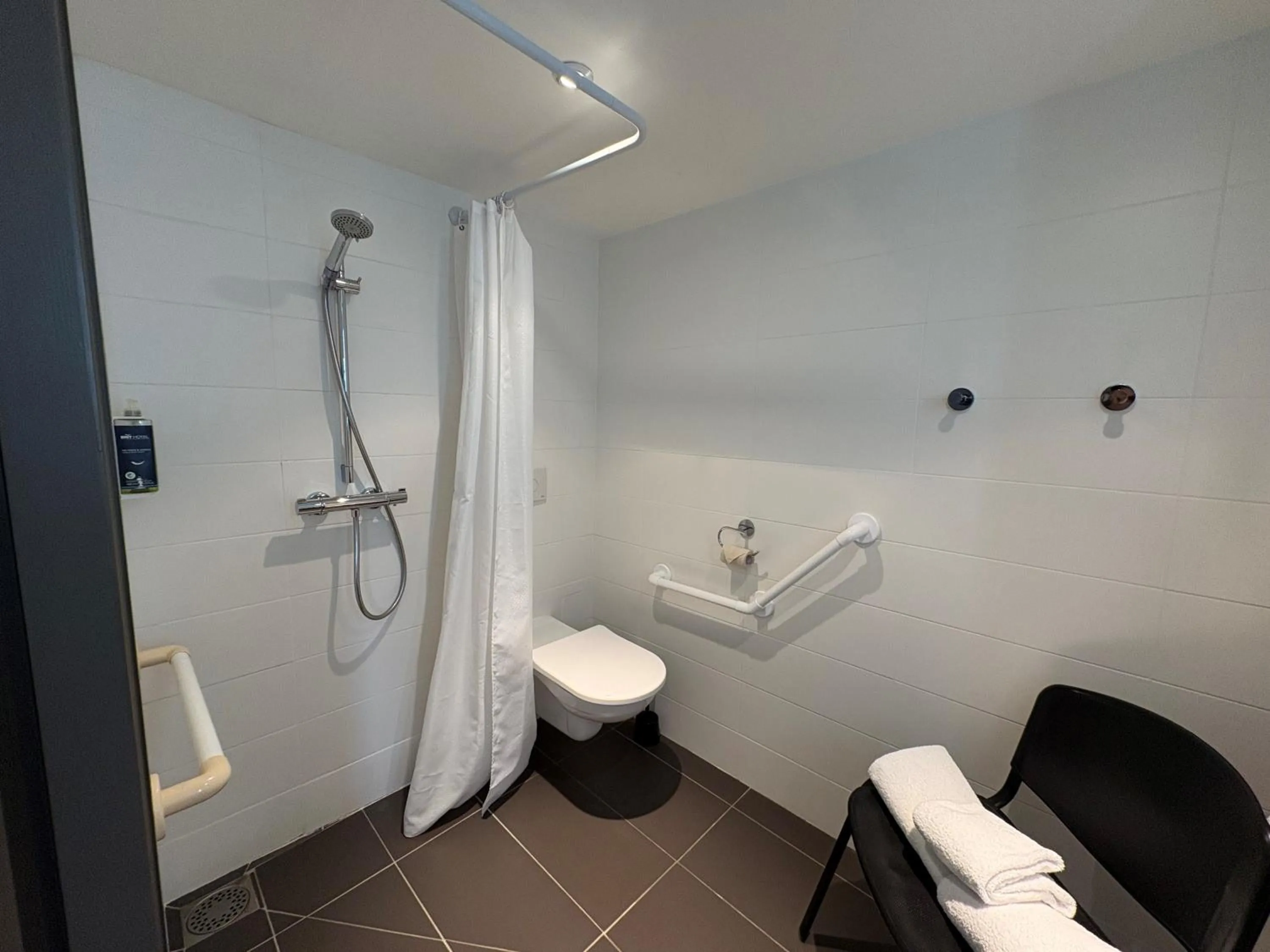 Bathroom in Brit Hotel Quimper Nord