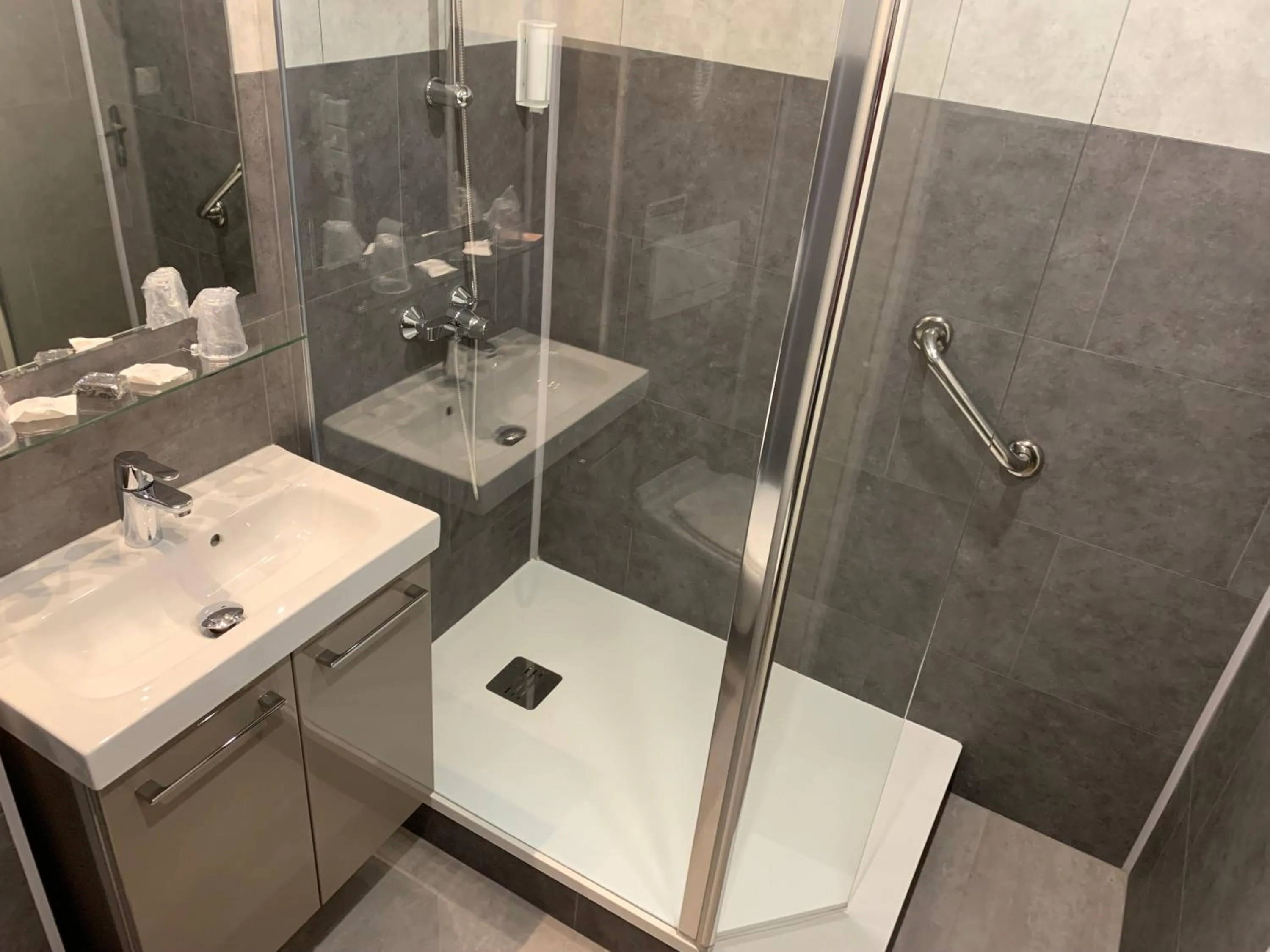 Shower in Brit Hotel Quimper Nord