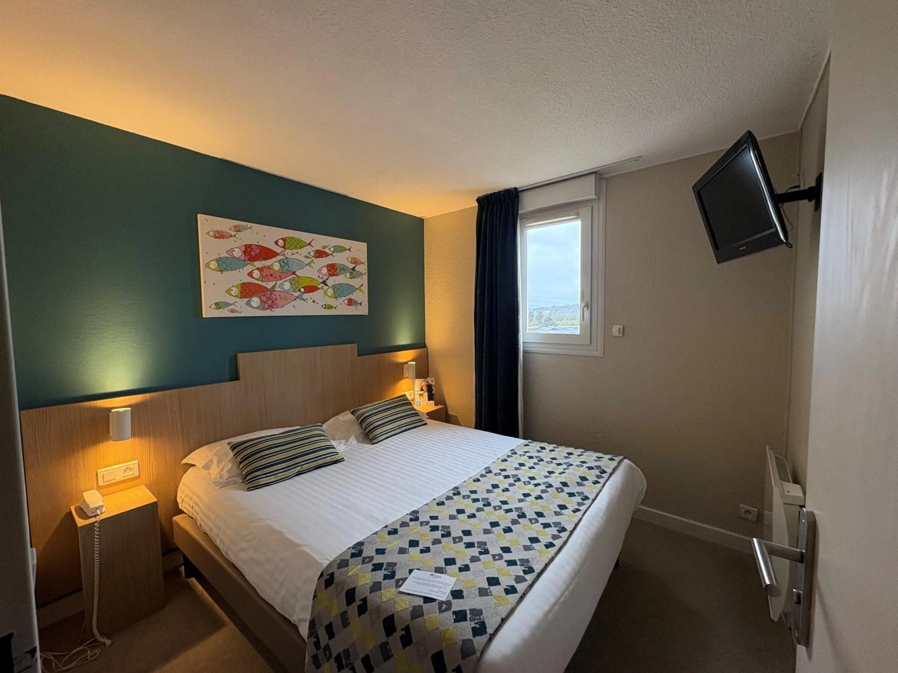 Photo of the whole room, Bed in Brit Hotel Quimper Nord