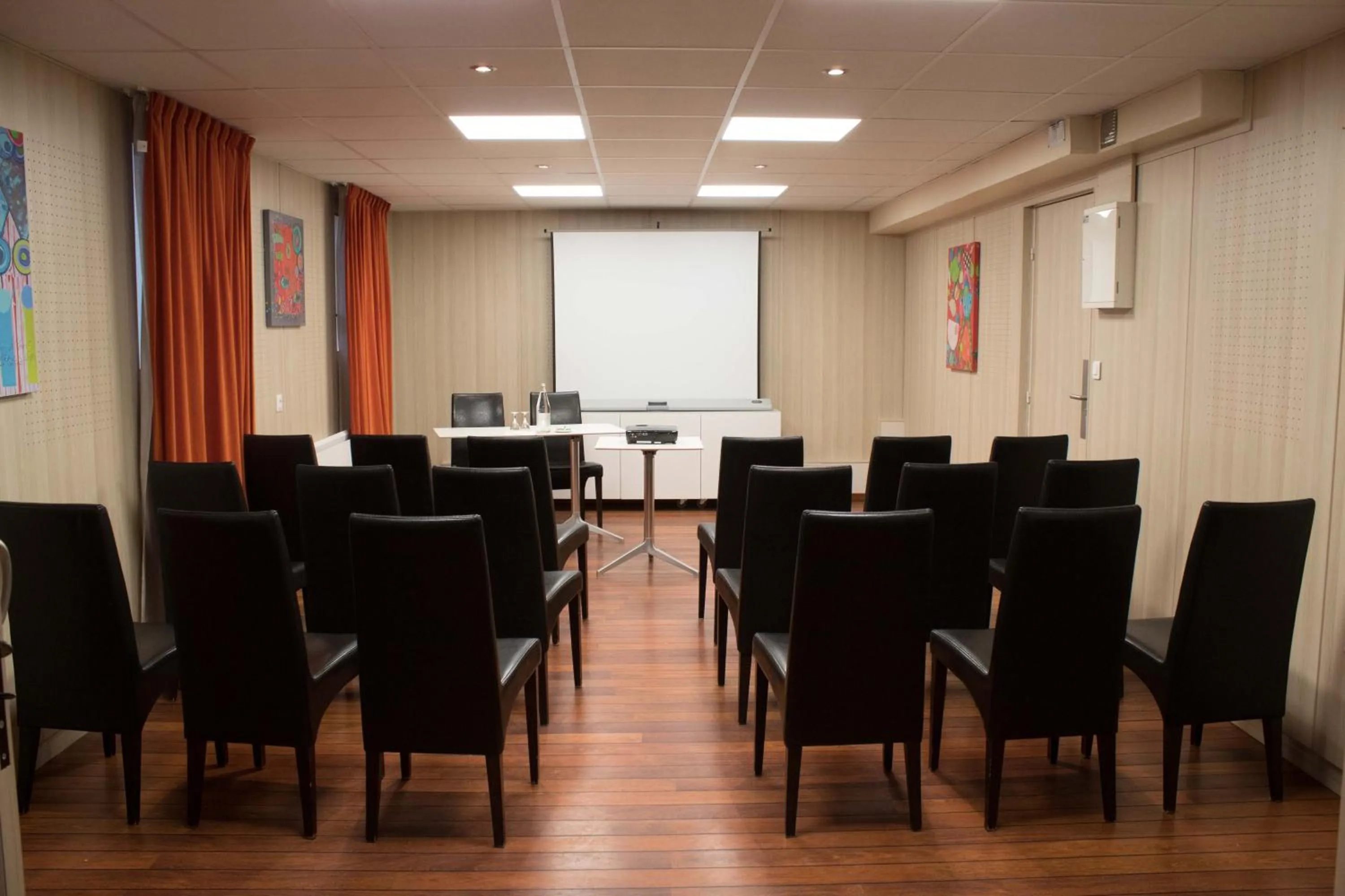 Seating area in Brit Hotel Quimper Nord