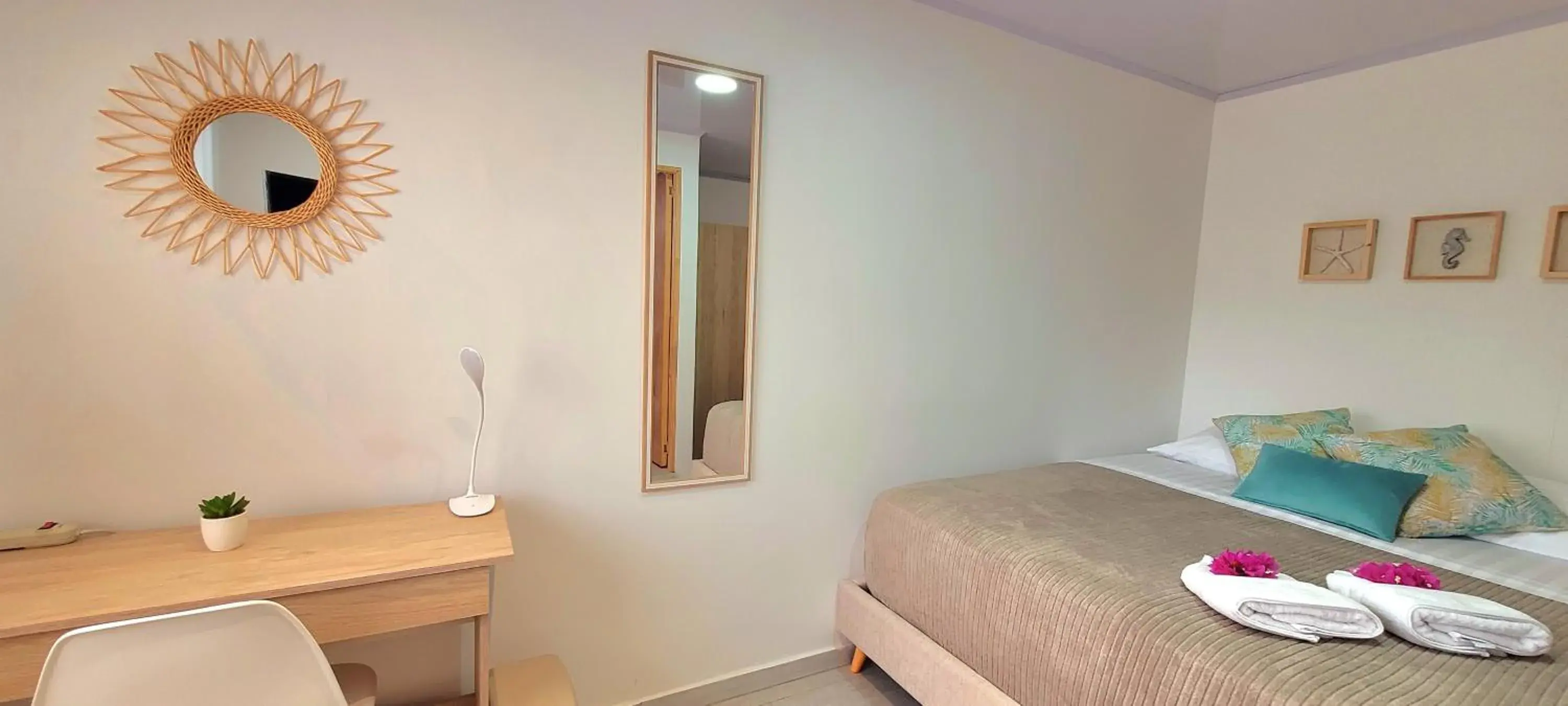 Double Room with Private Bathroom - single occupancy in Colorful Garden House Double Room with Private Bathroom - single occupancy in Colorful Garden House