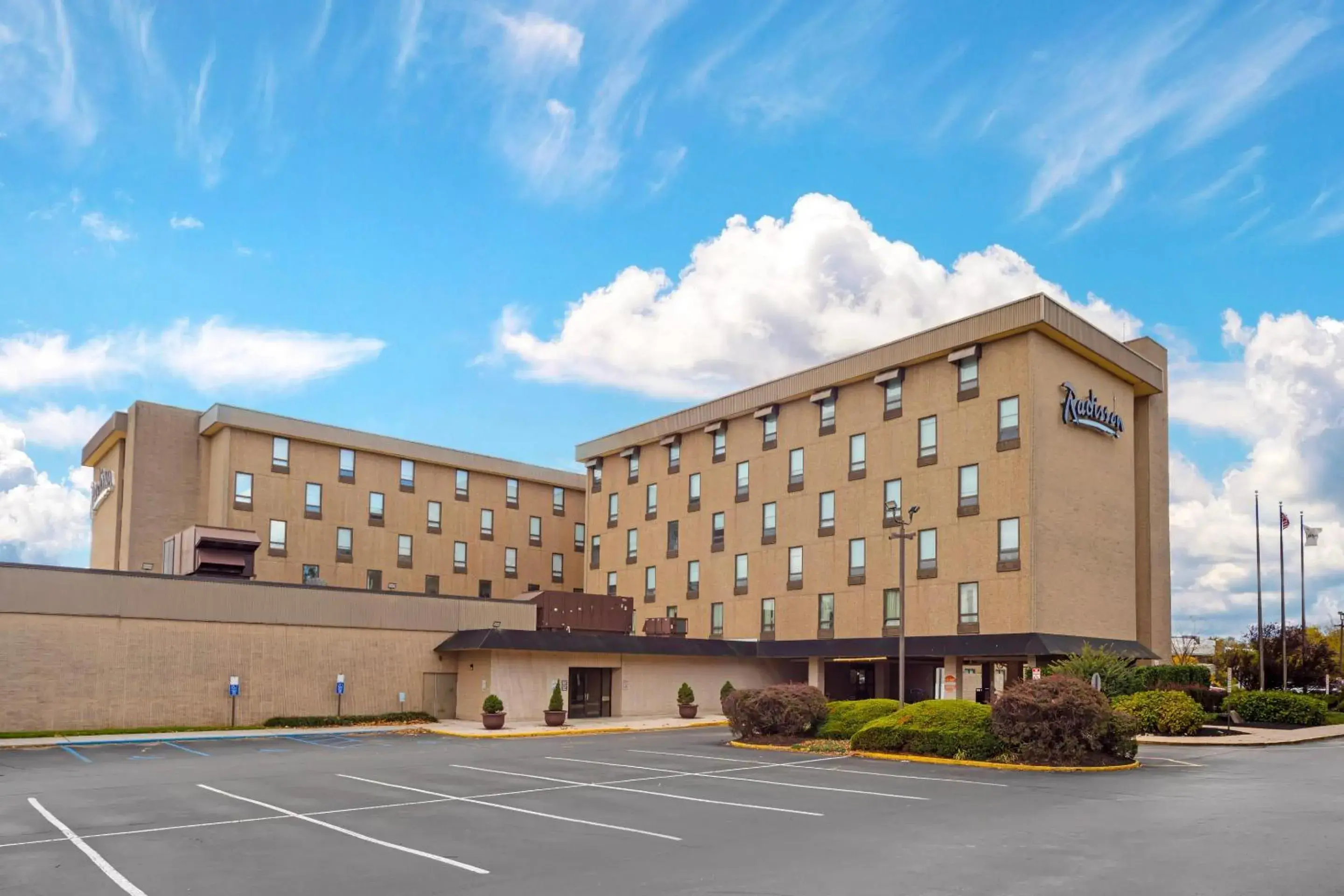 Property building in Radisson Hotel Philadelphia Northeast Property building in Radisson Hotel Philadelphia Northeast