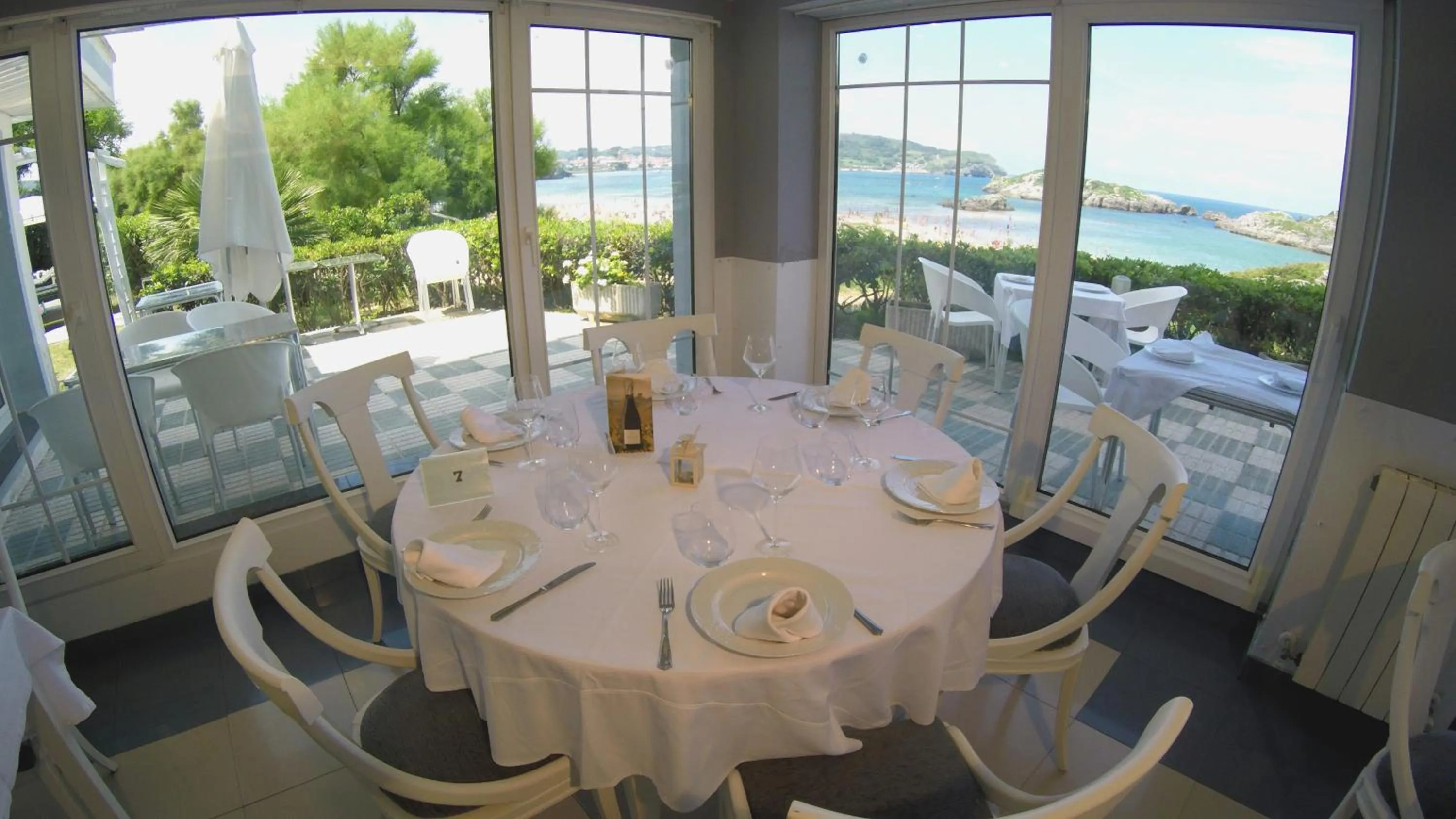 Restaurant/places to eat in Hotel Pineda Playa