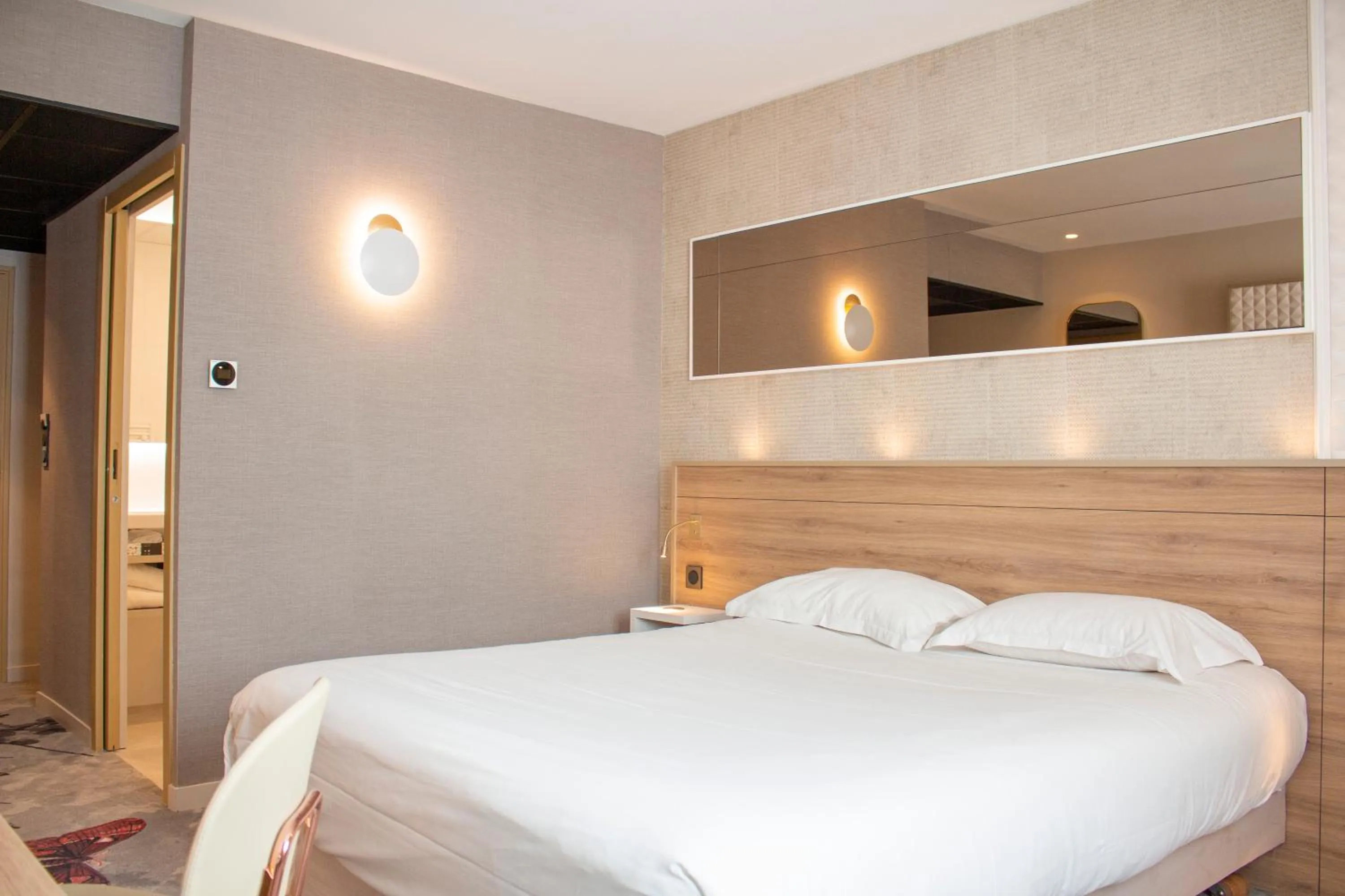 Bedroom, Bed in Brit Hotel Nantes Vigneux - L'Atlantel