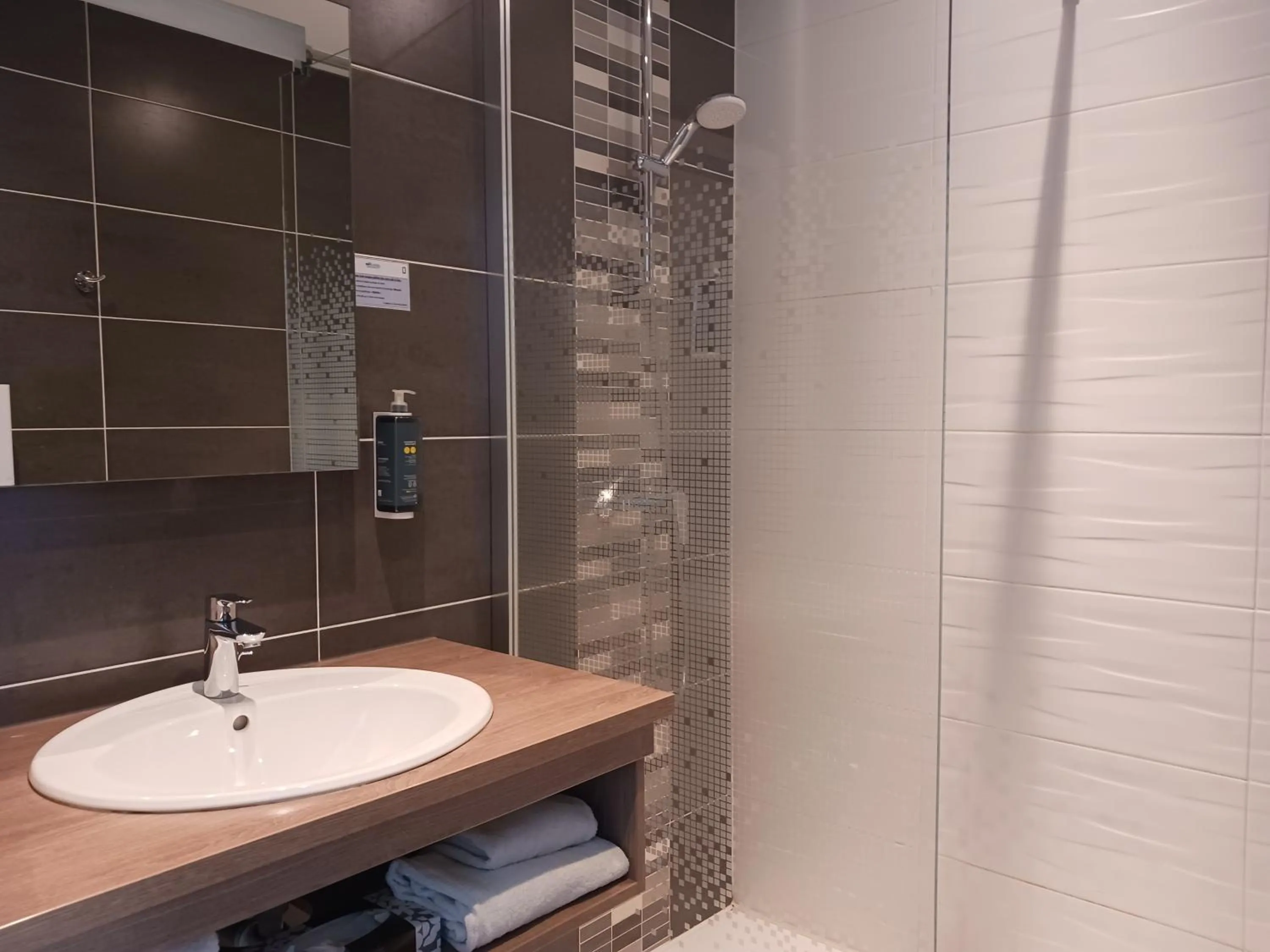 Shower in Brit Hotel Nantes Vigneux - L'Atlantel