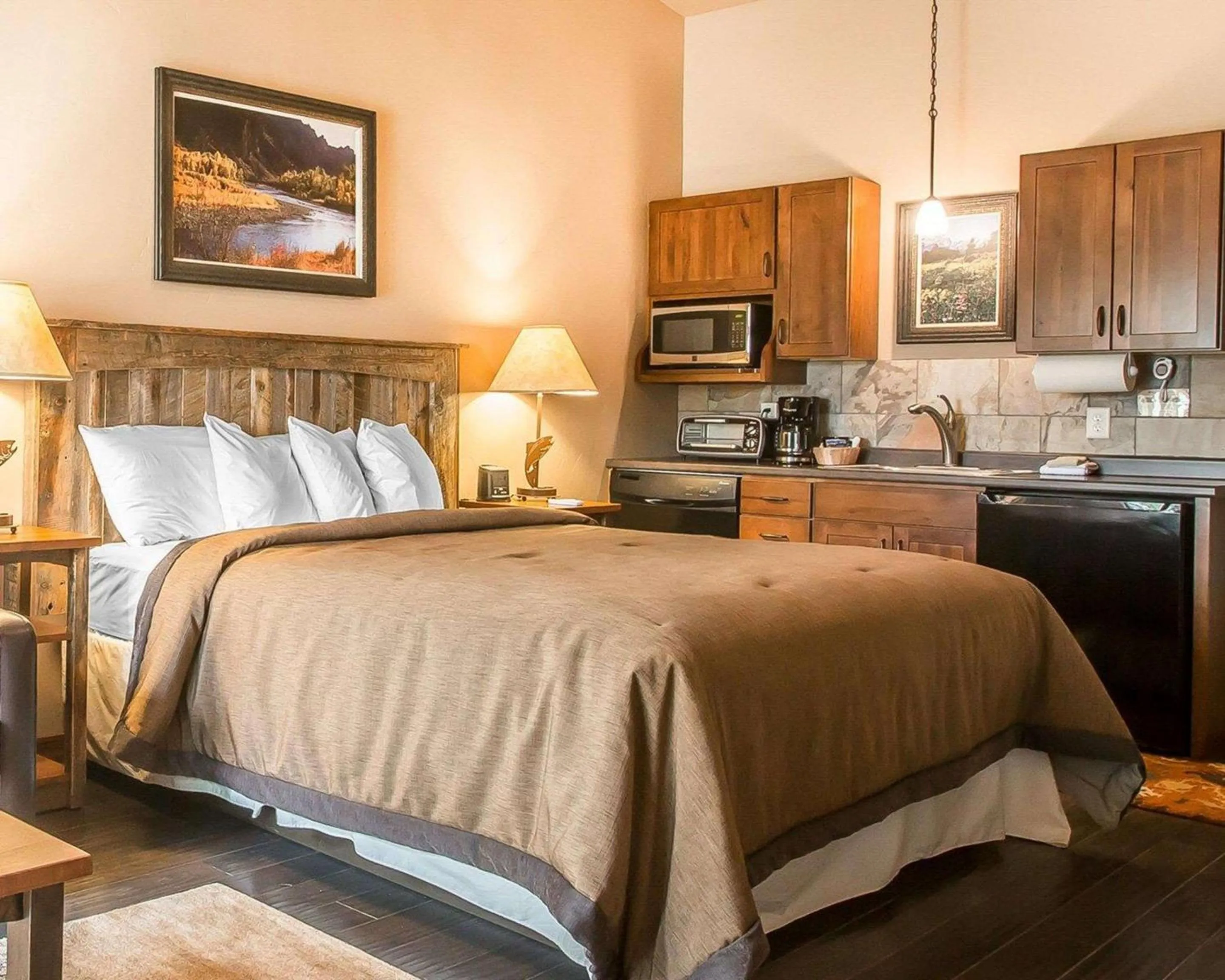 Bedroom, Bed in Yellowstone Valley Lodge, an Ascend Collection Hotel