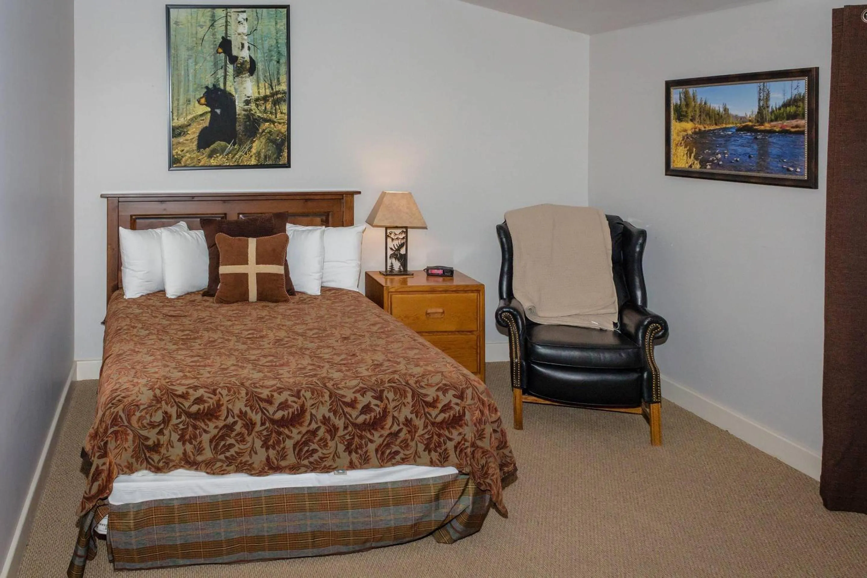 Bedroom, Bed in Yellowstone Valley Lodge, an Ascend Collection Hotel