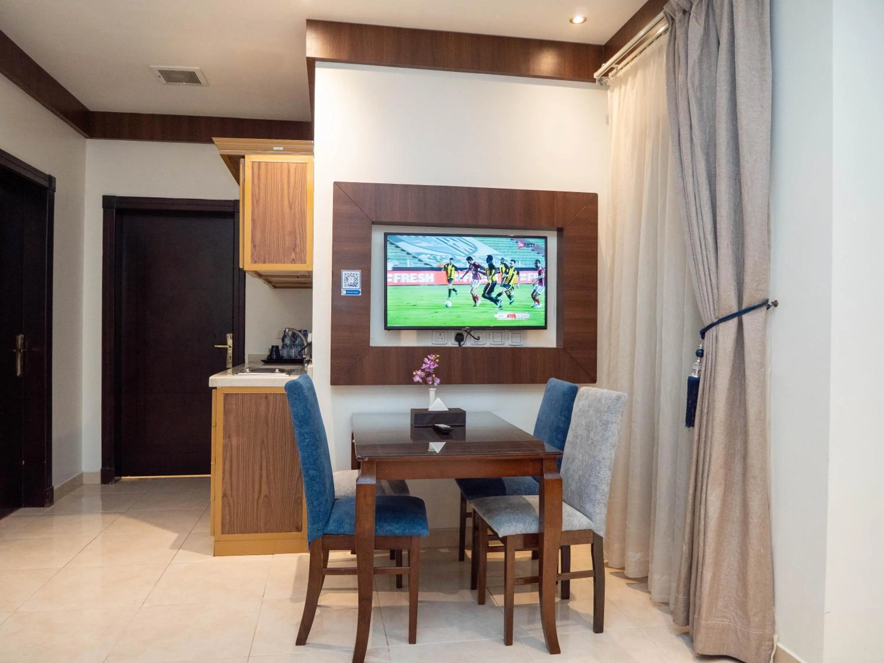 Communal lounge/ TV room in Innyar Hotel