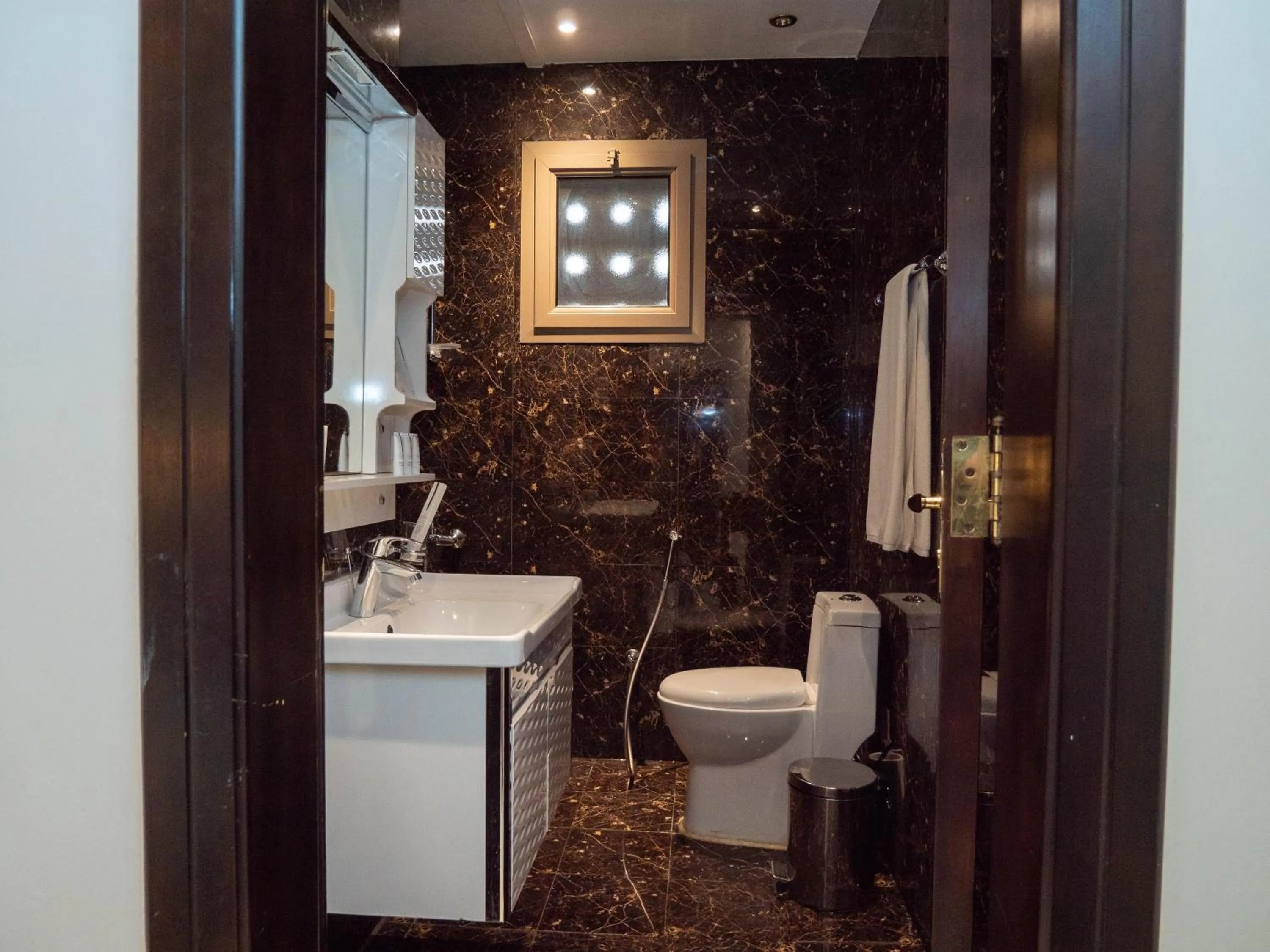 Toilet in Innyar Hotel