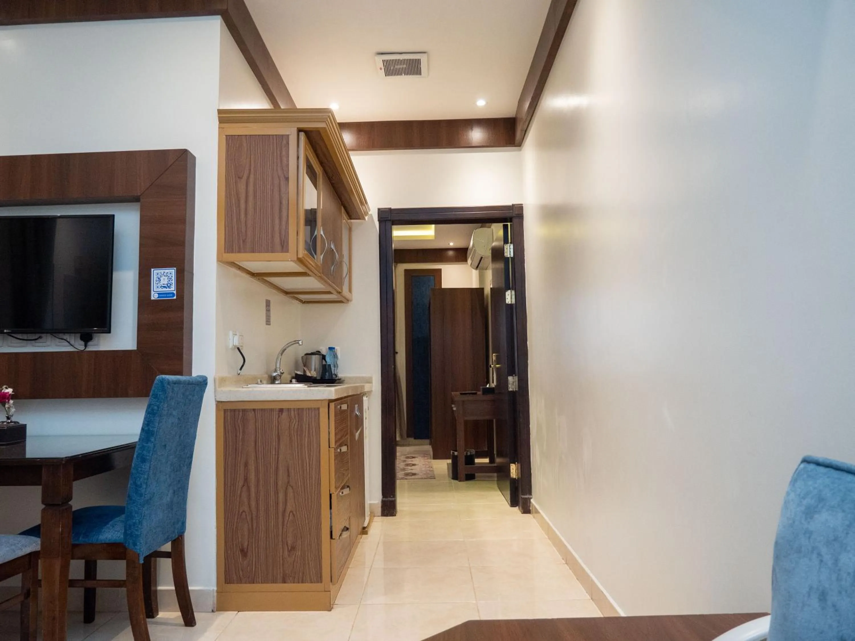 Communal lounge/ TV room in Innyar Hotel