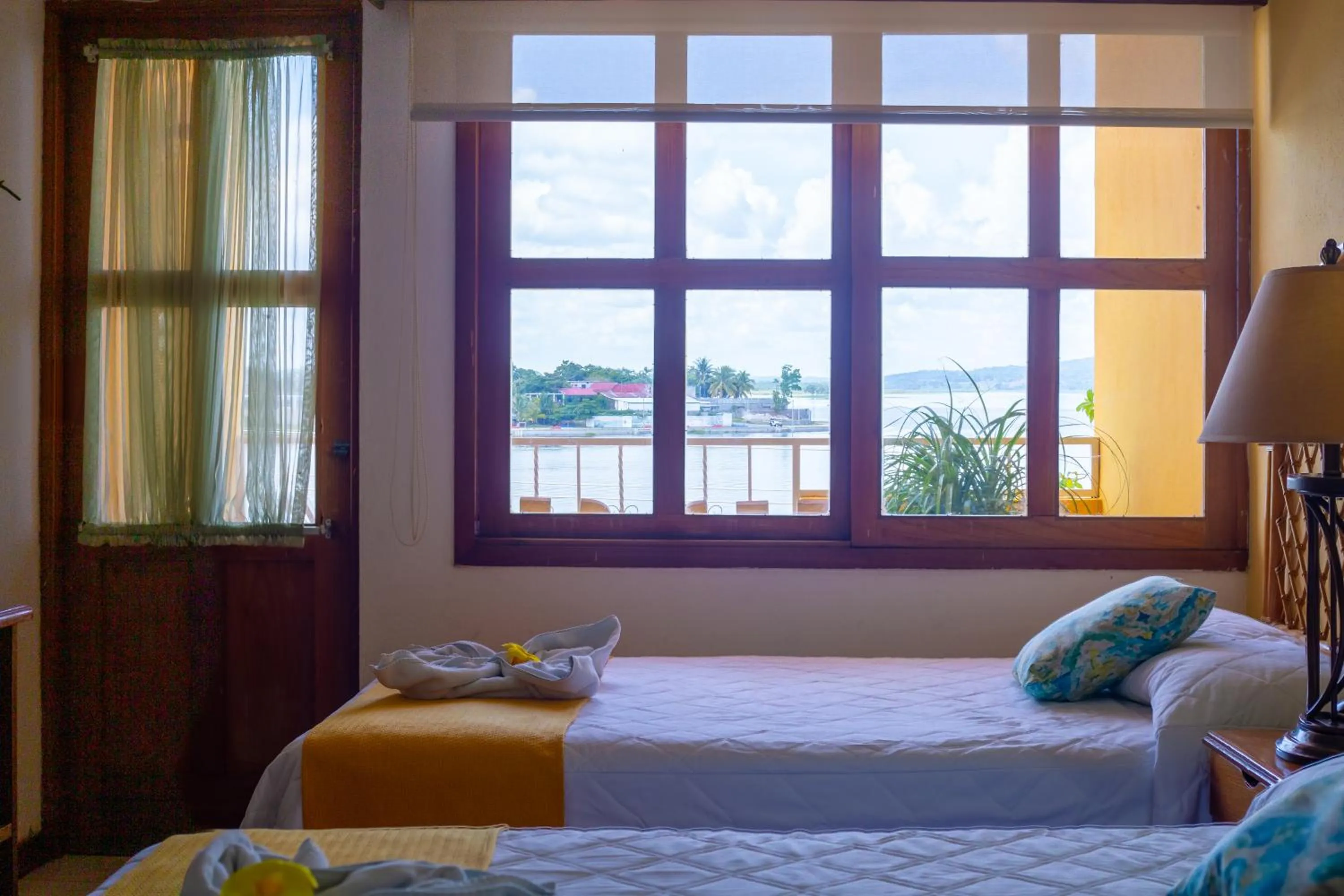 Lake view, Bed in Hotel Santana