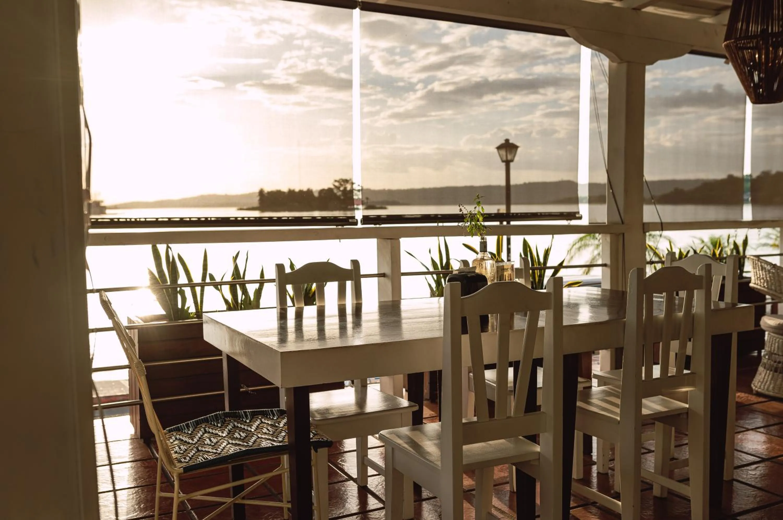 Restaurant/places to eat in Hotel Santana