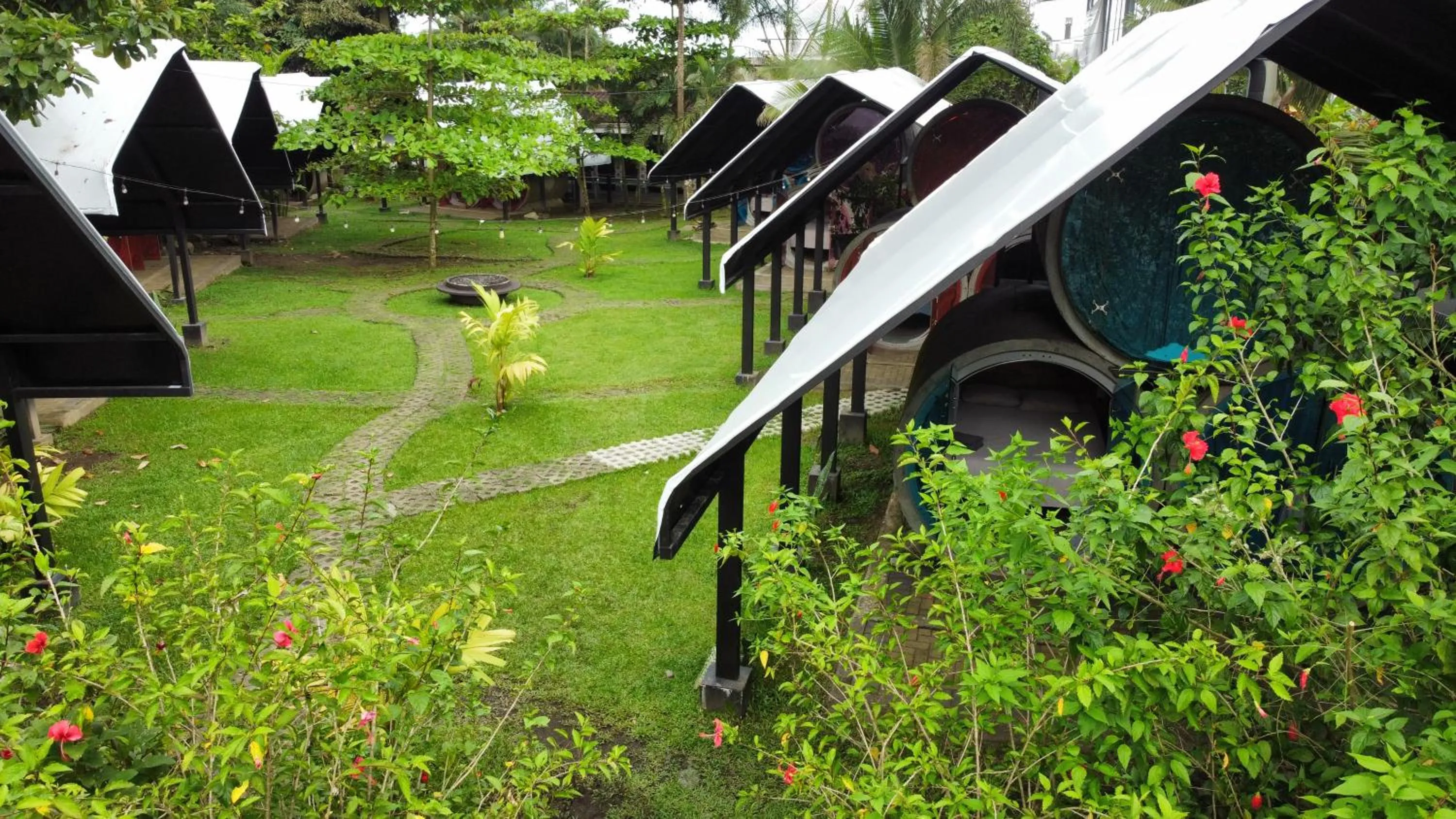 Garden in Arenal Backpackers Resort