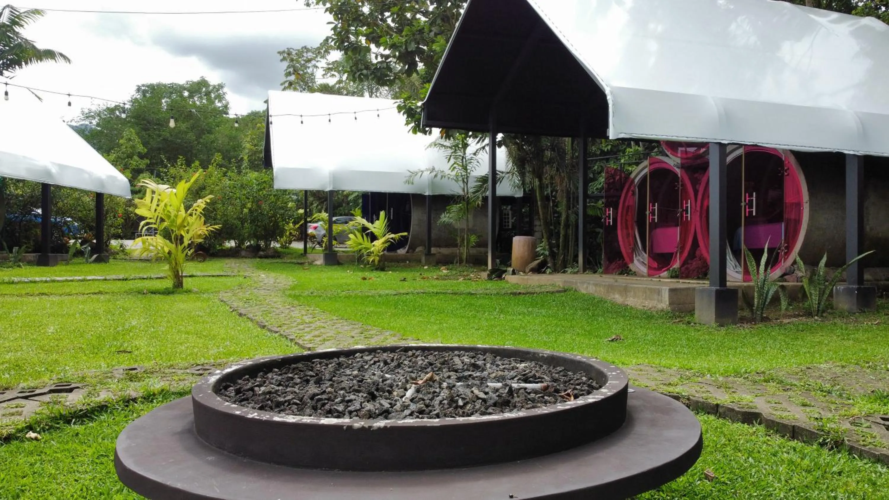 Property building in Arenal Backpackers Resort