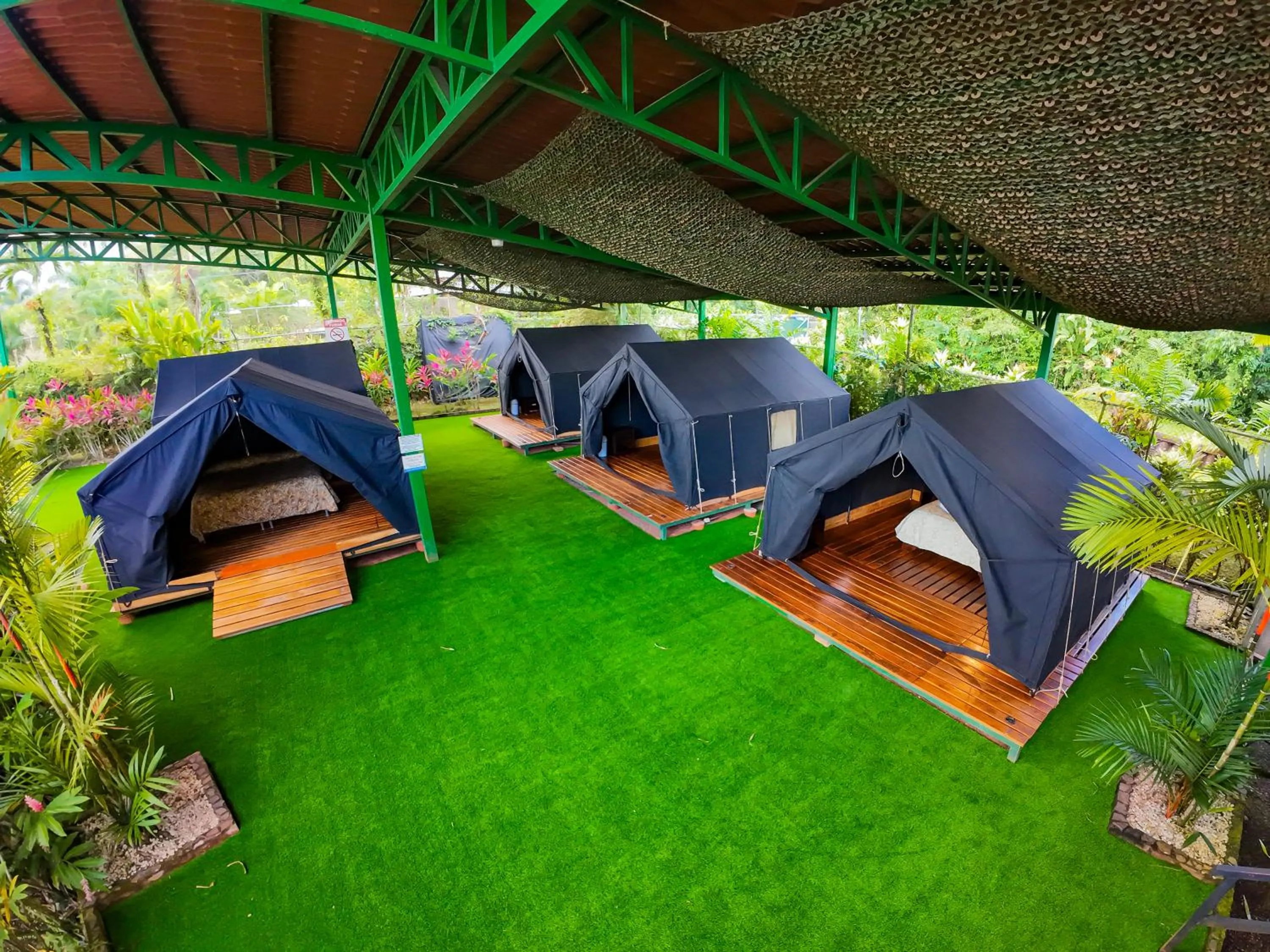 Property building in Arenal Backpackers Resort