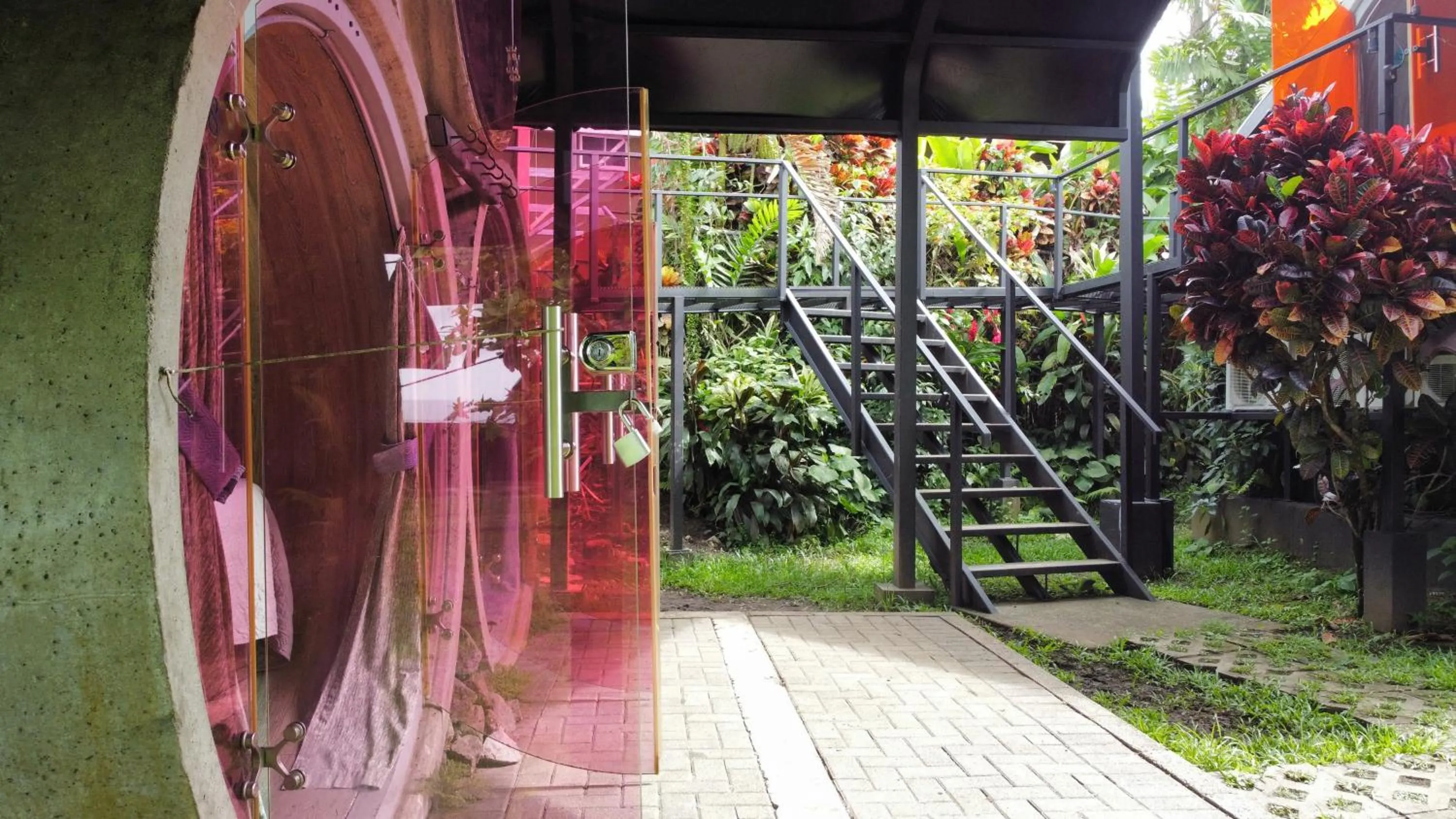 Property building in Arenal Backpackers Resort