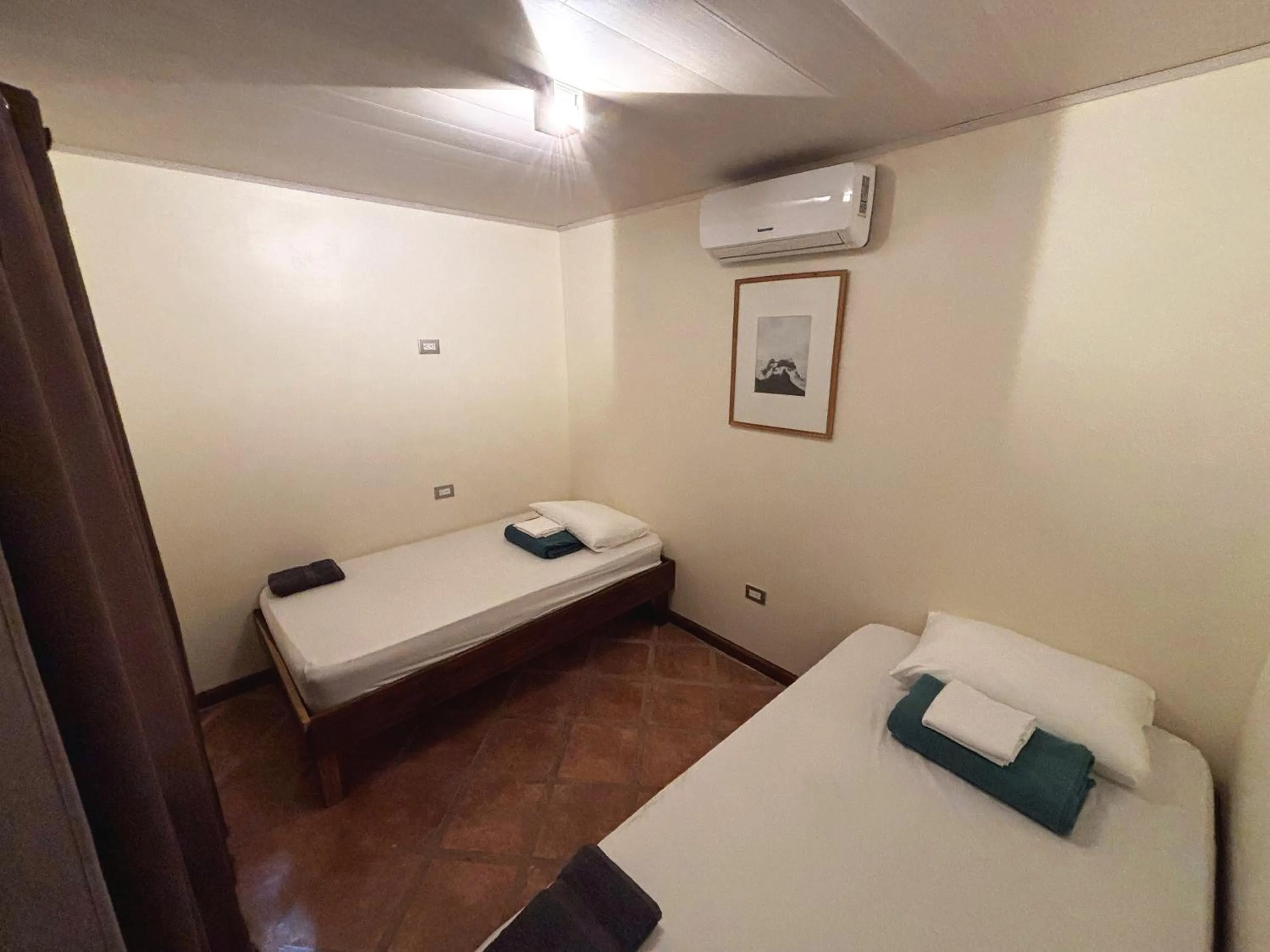 Photo of the whole room, Bed in Arenal Backpackers Resort