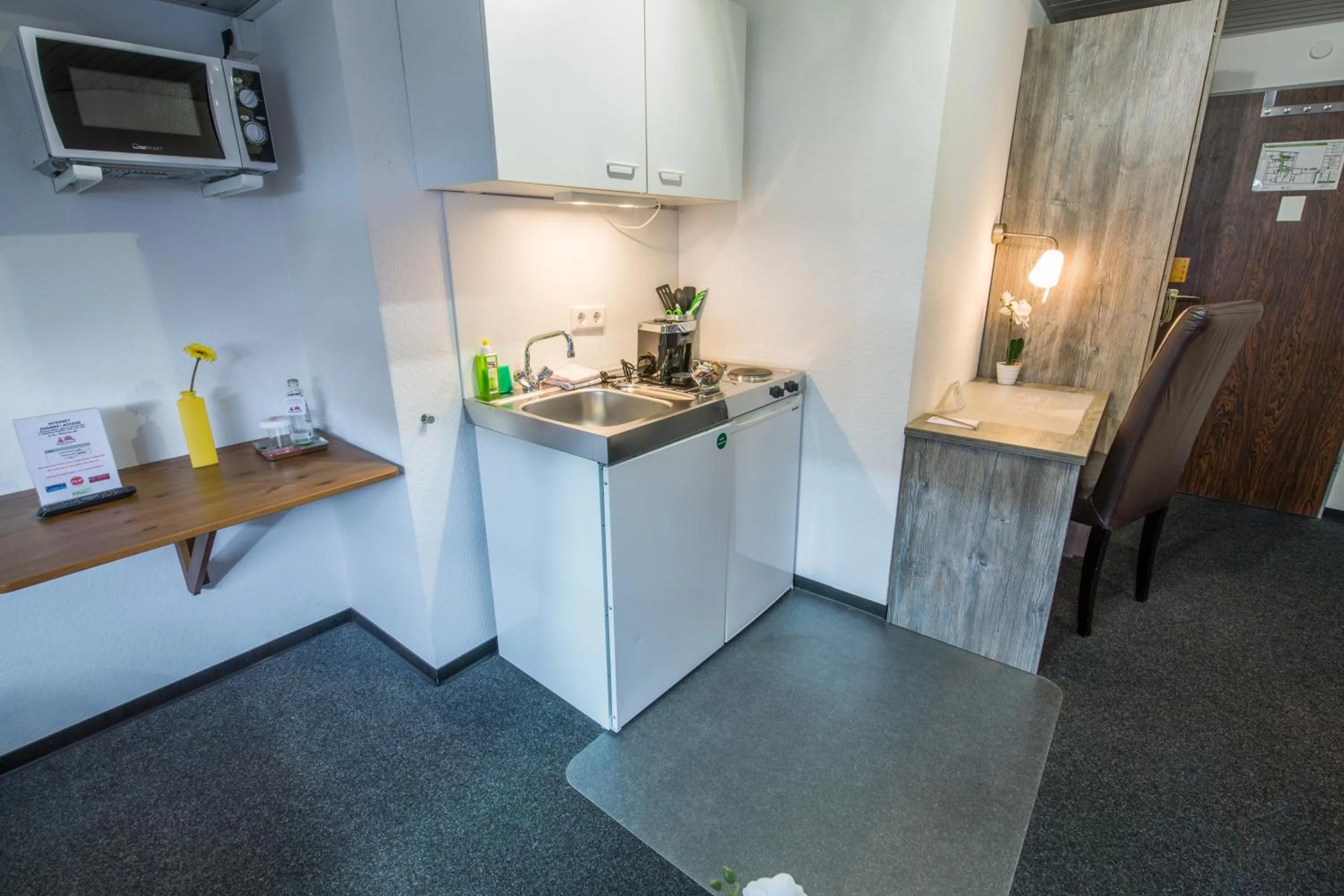 Kitchen or kitchenette in Aparthotel am Münzplatz