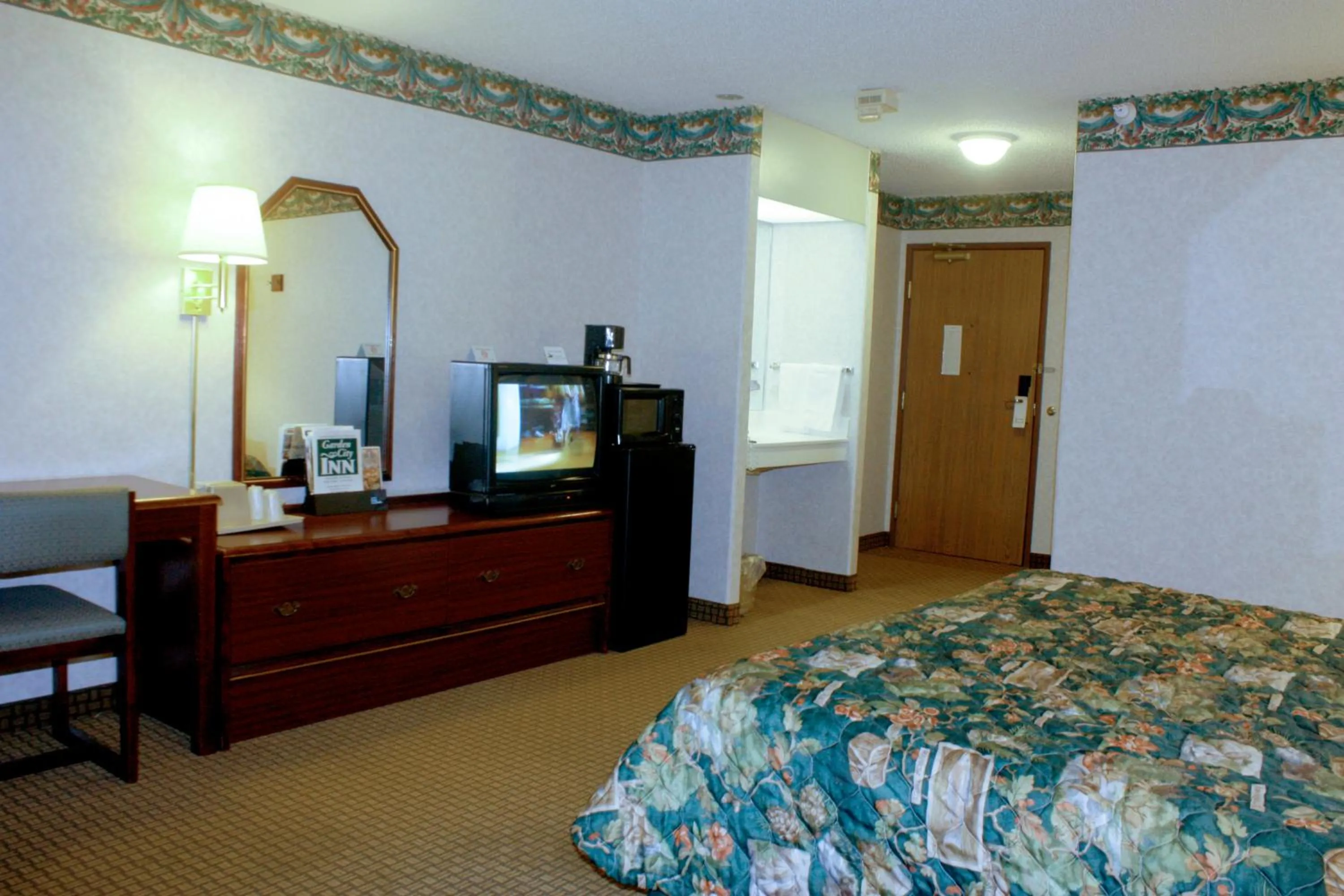 Bedroom, Bed in Garden City Inn