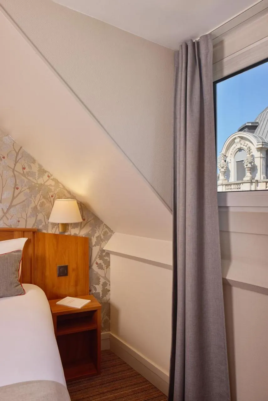 Bedroom, Bed in Timhotel Le Louvre