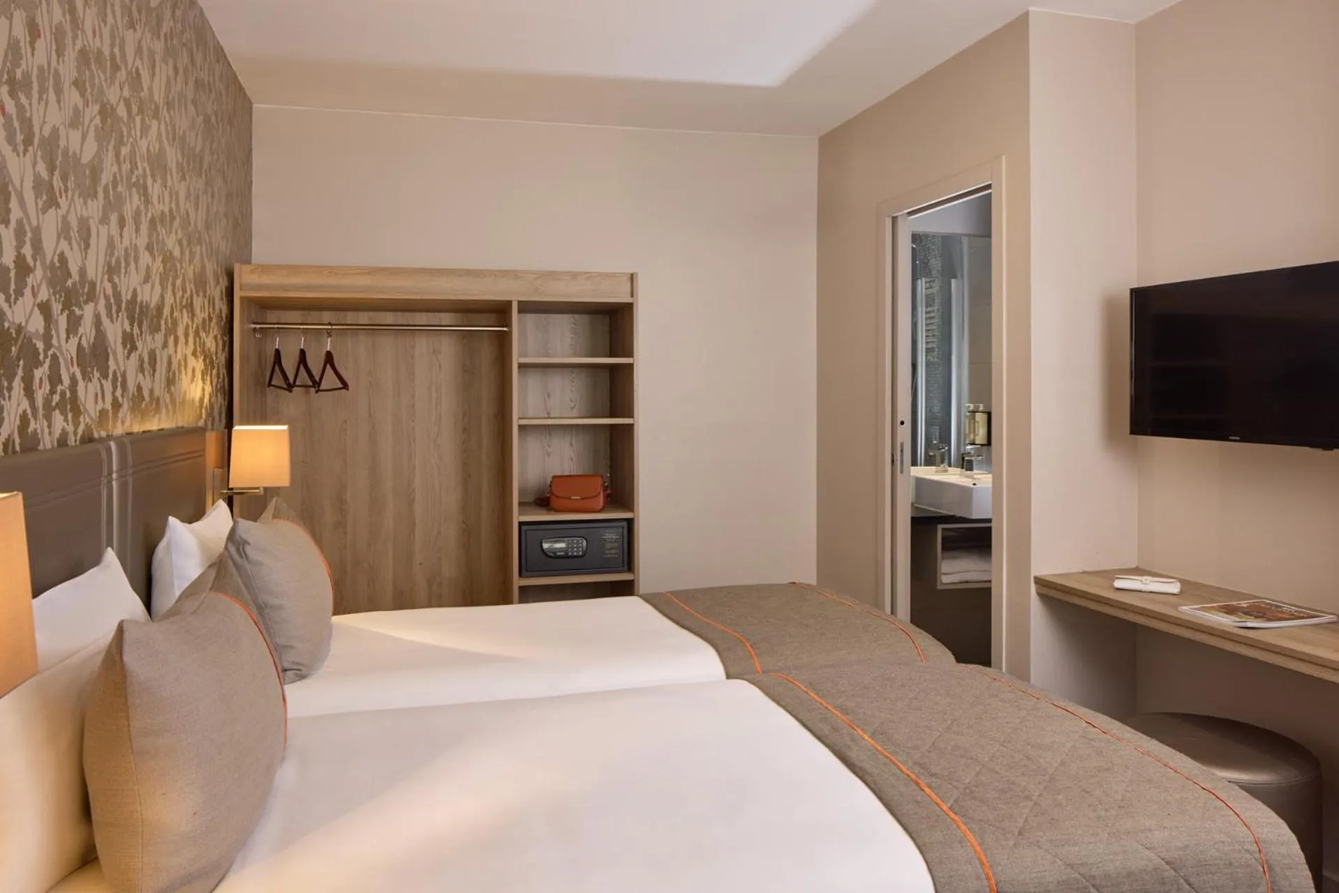 Bedroom, Bed in Timhotel Le Louvre