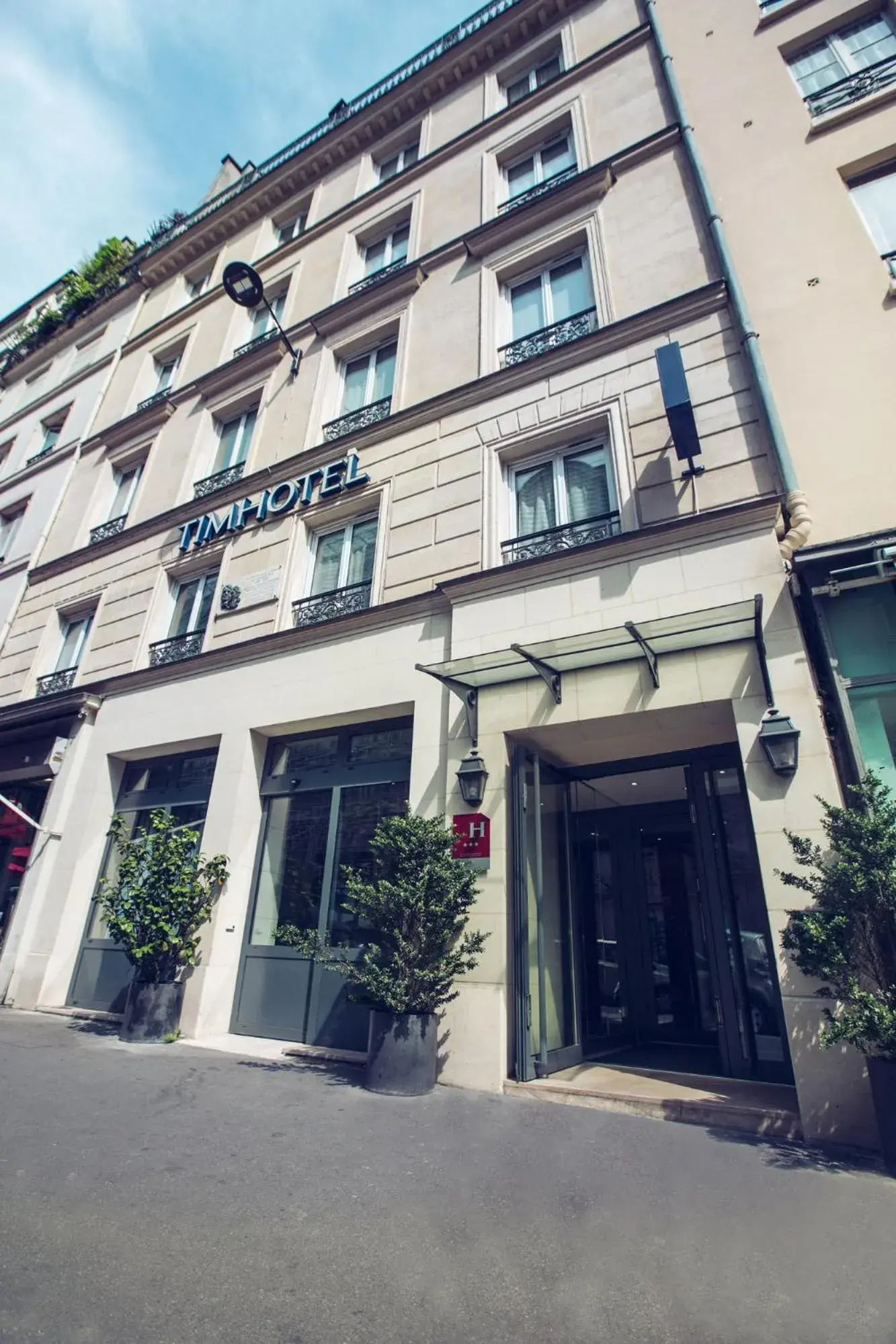 Property building in Timhotel Le Louvre Property building in Timhotel Le Louvre