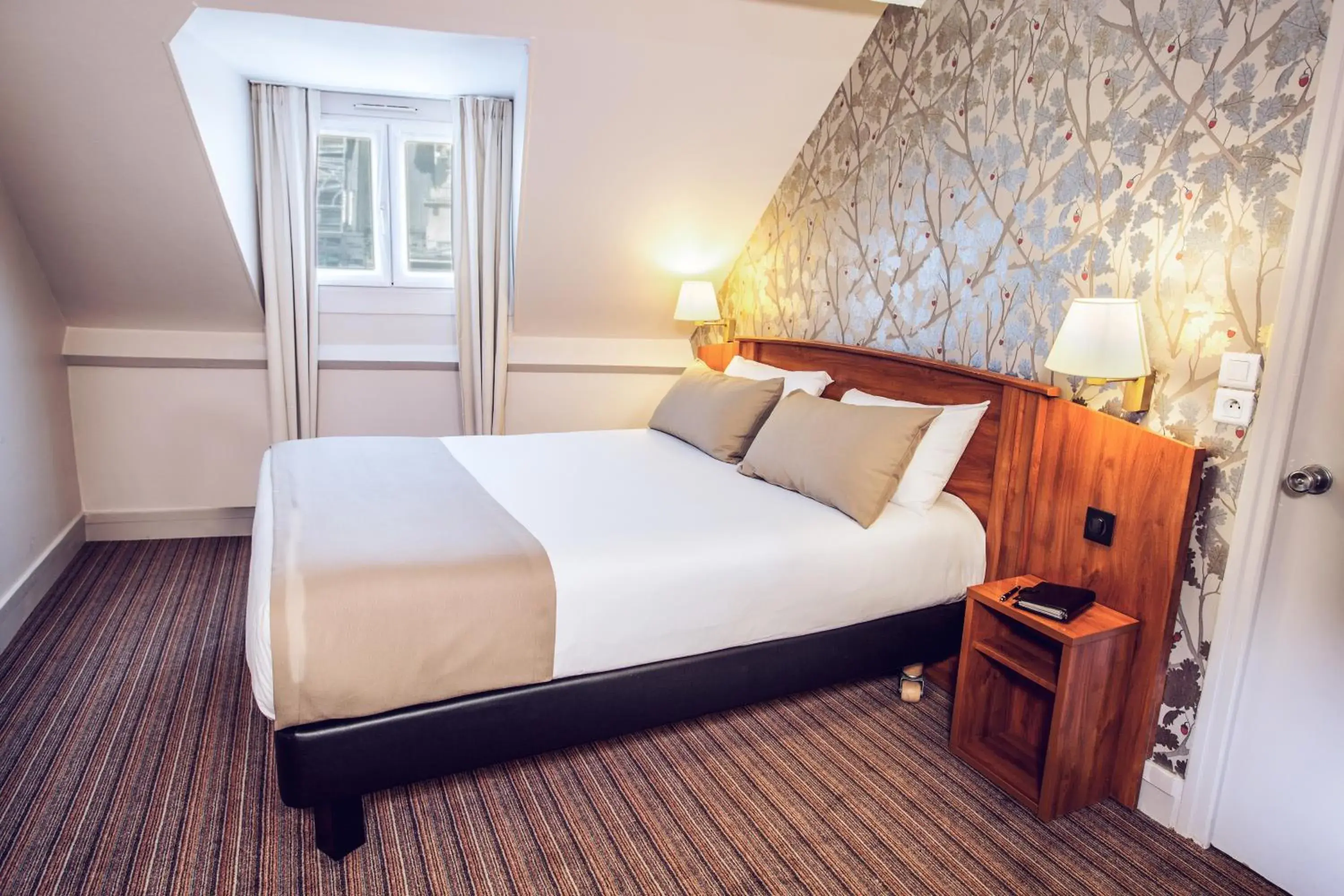 Photo of the whole room, Bed in Timhotel Le Louvre Photo of the whole room, Bed in Timhotel Le Louvre