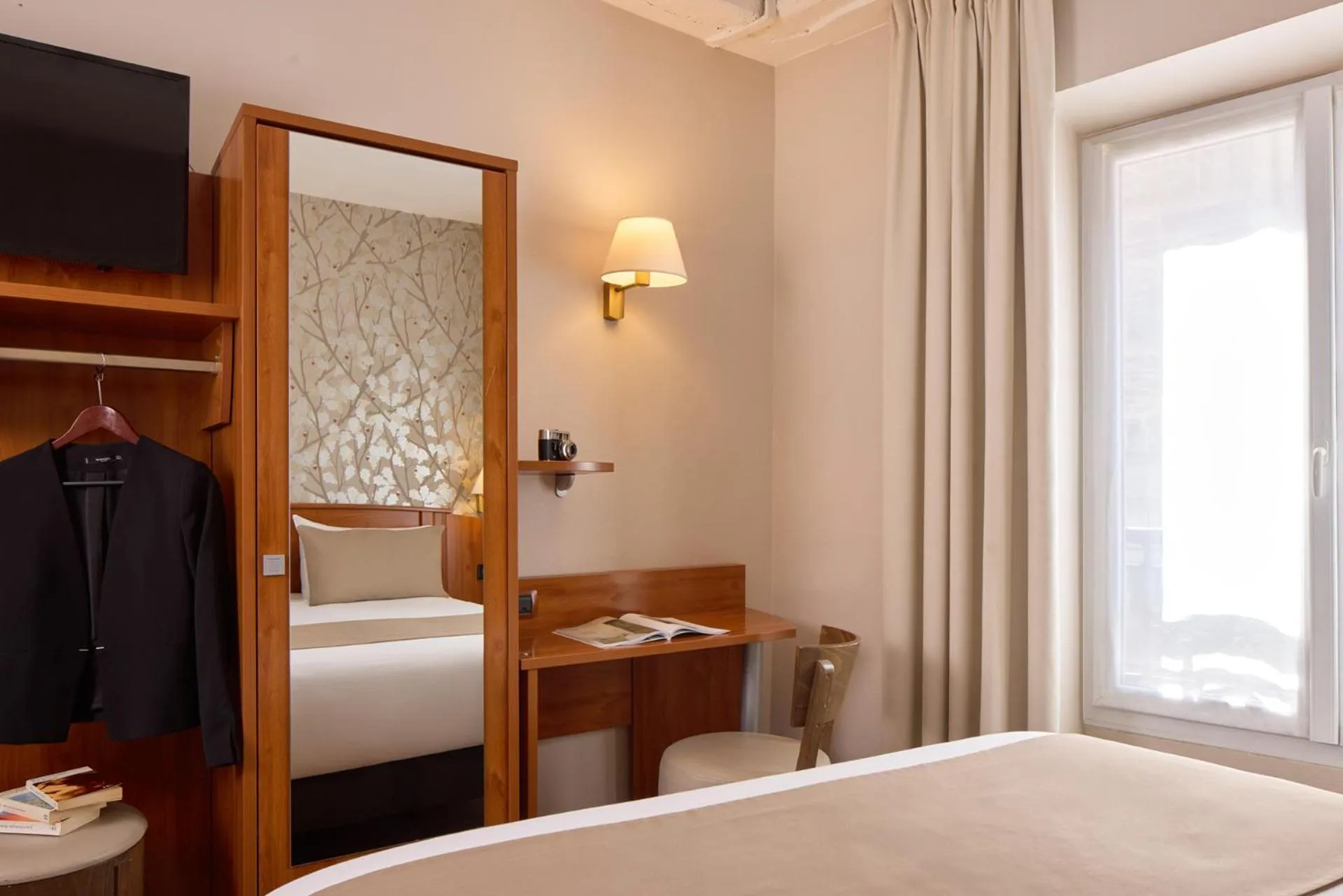 Bedroom, Bed in Timhotel Le Louvre