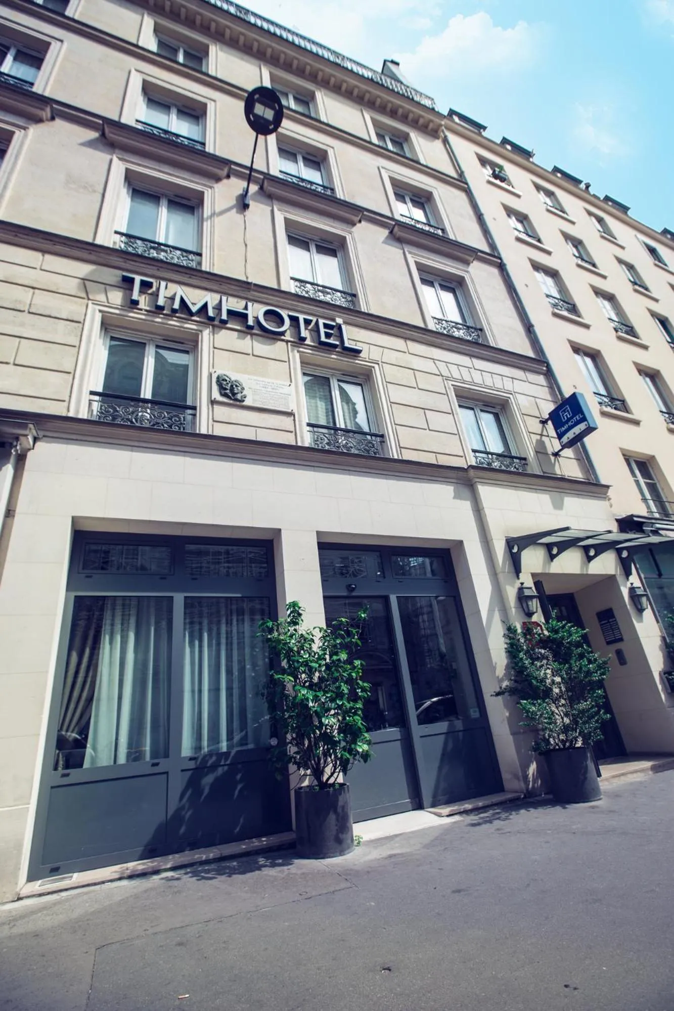 Facade/entrance in Timhotel Le Louvre