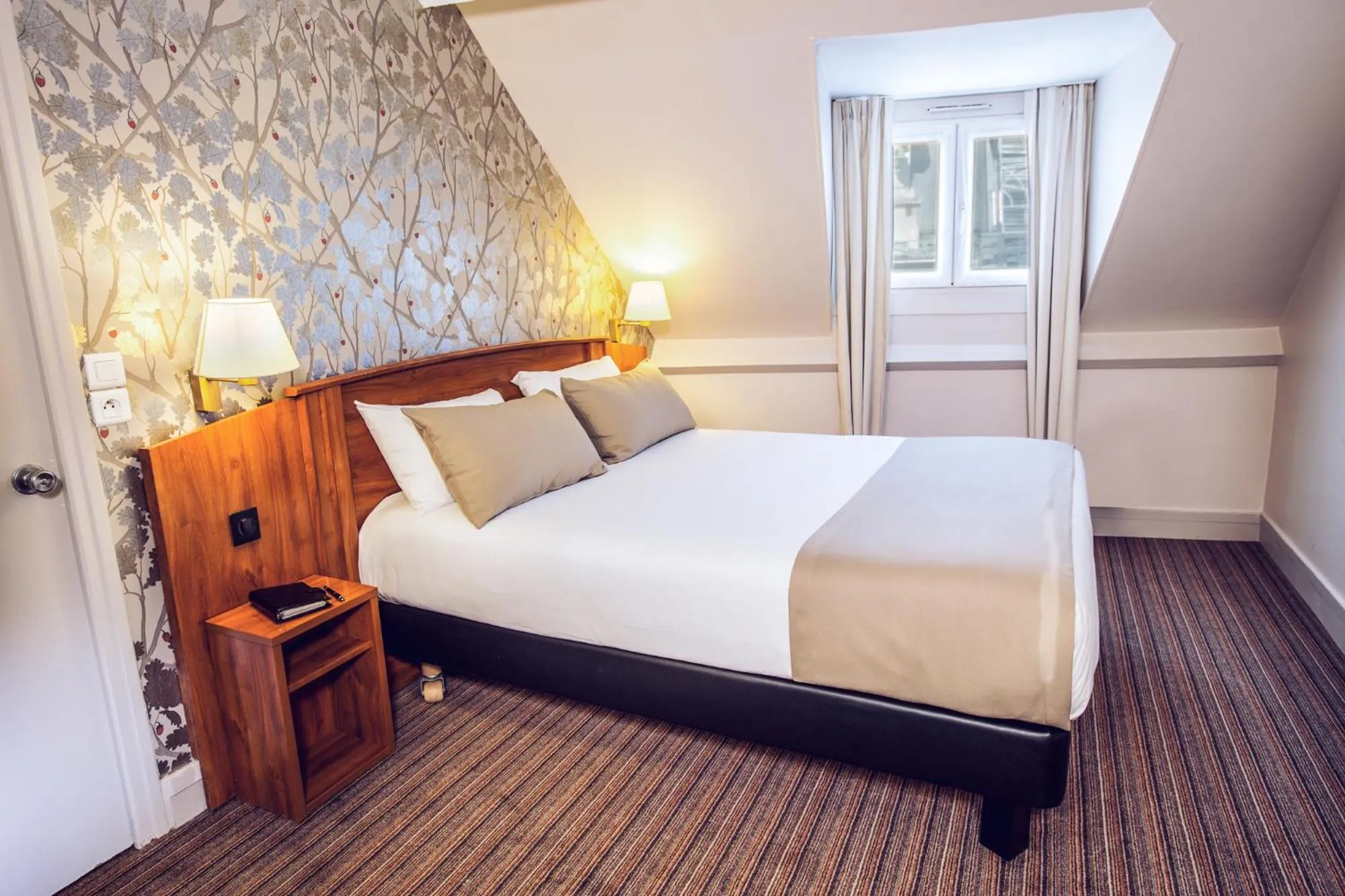 Bed in Timhotel Le Louvre