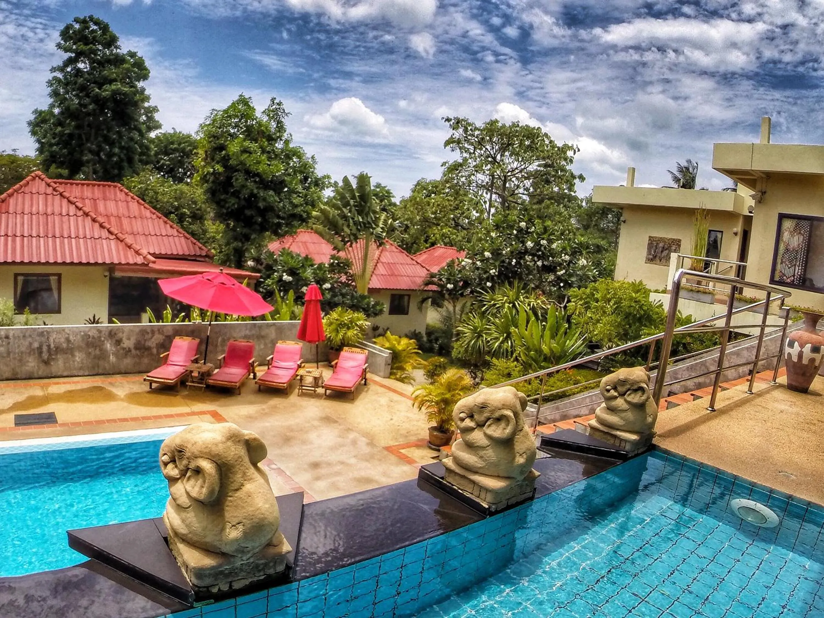 Swimming pool in Chor Chang Villa Resort