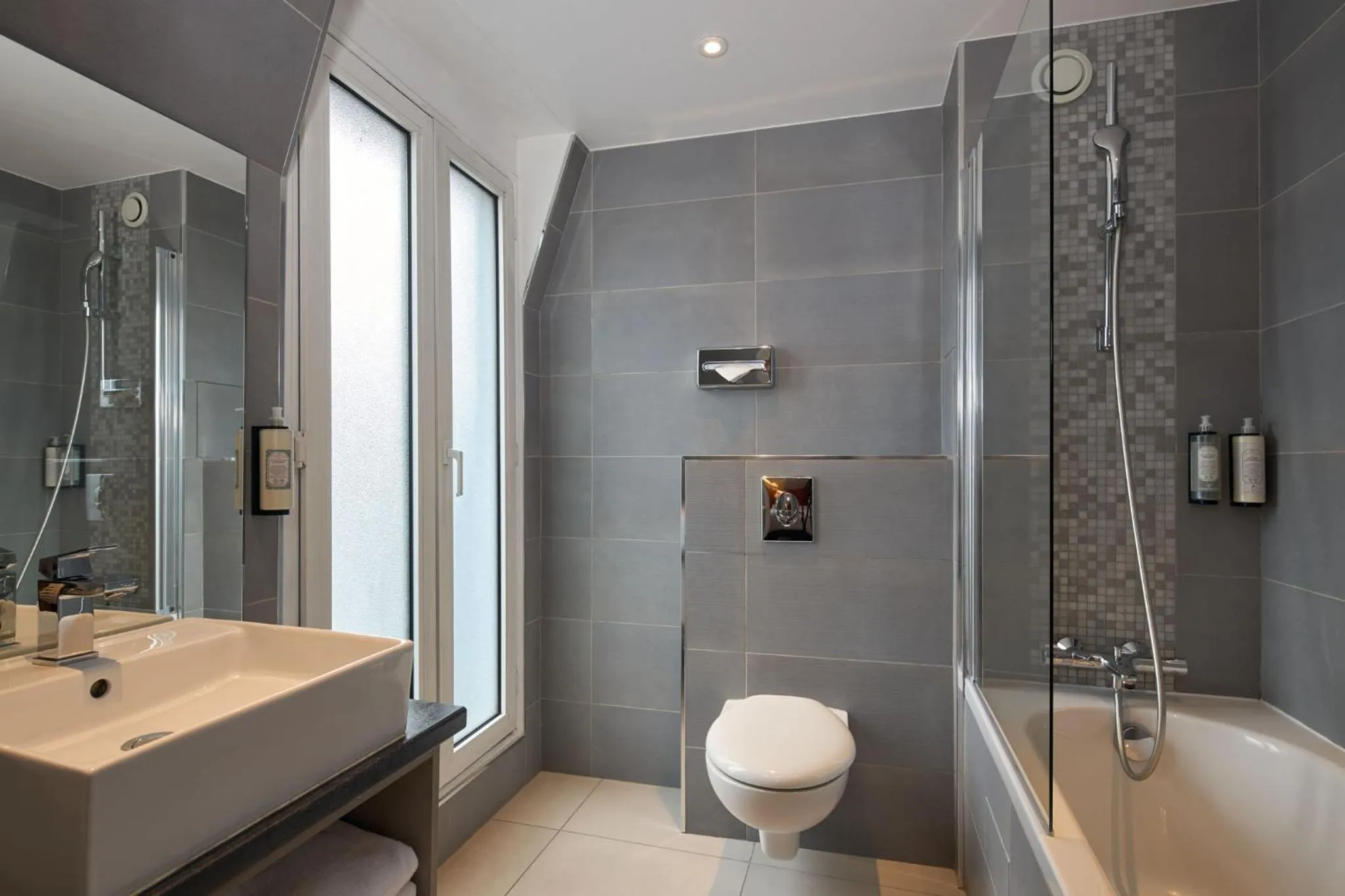 Bathroom in Timhotel Paris Gare Montparnasse