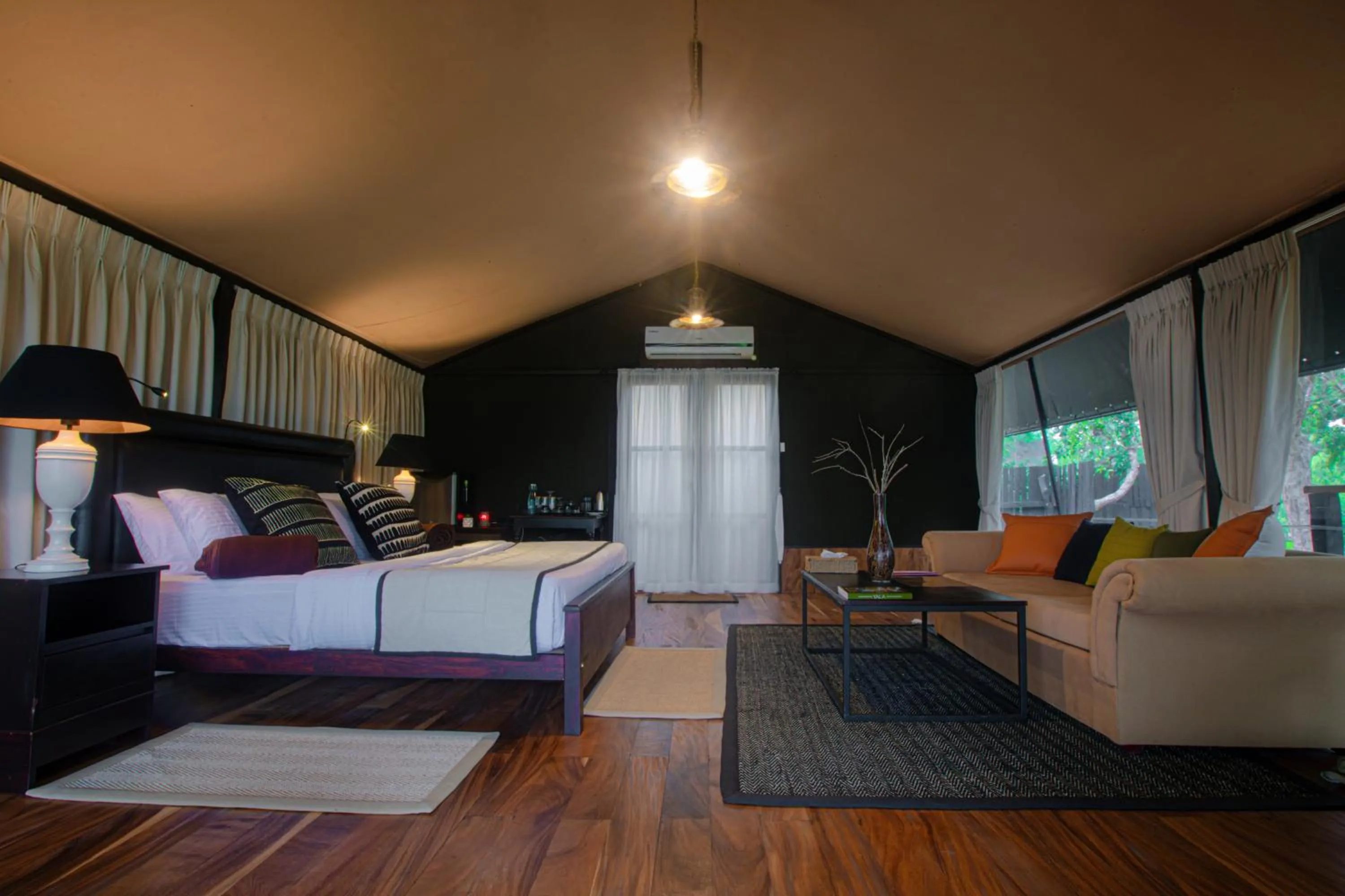 Lake view, Bed in Leopard Trails Yala
