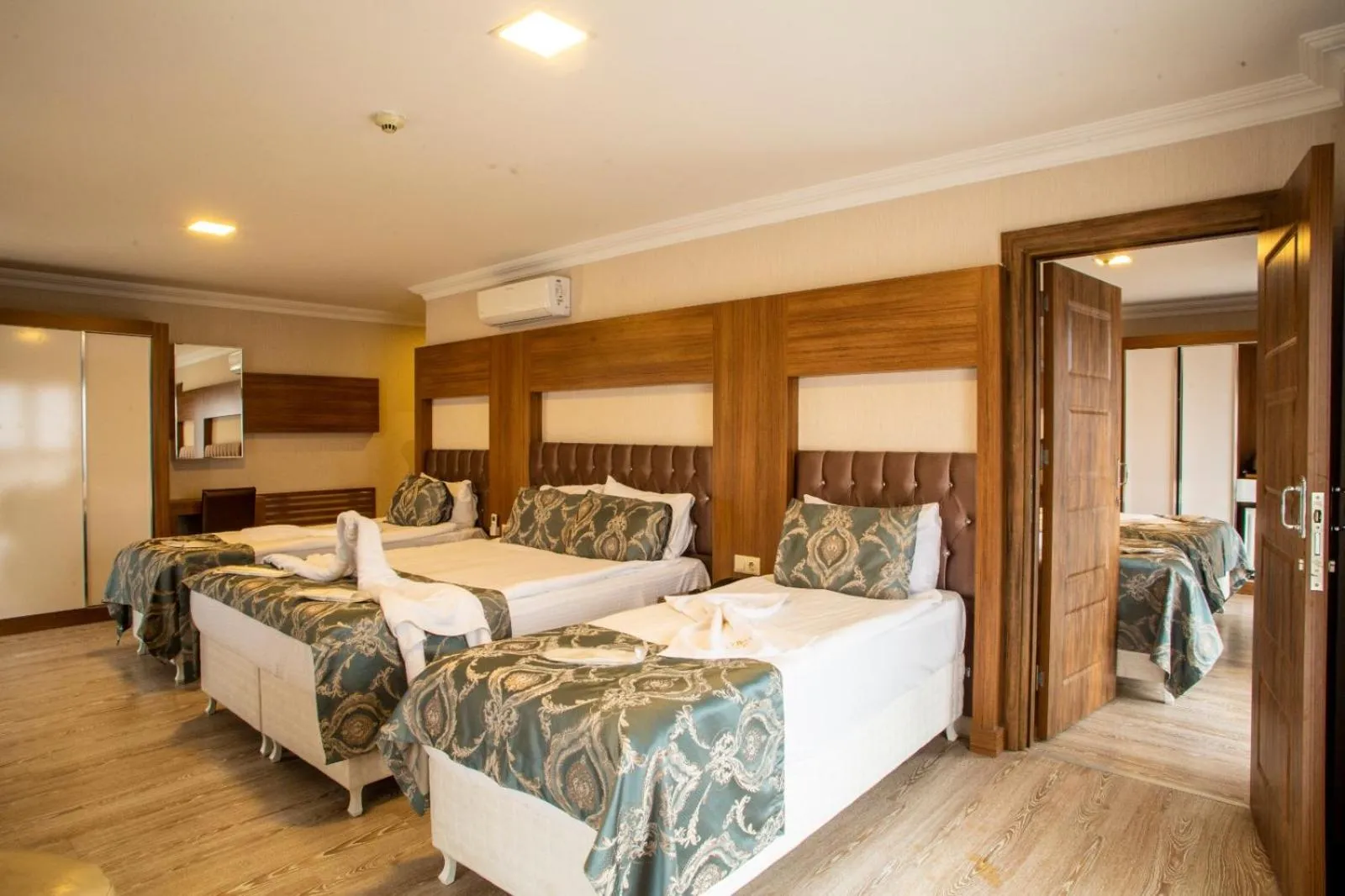 Photo of the whole room, Bed in Bursa Palas Hotel