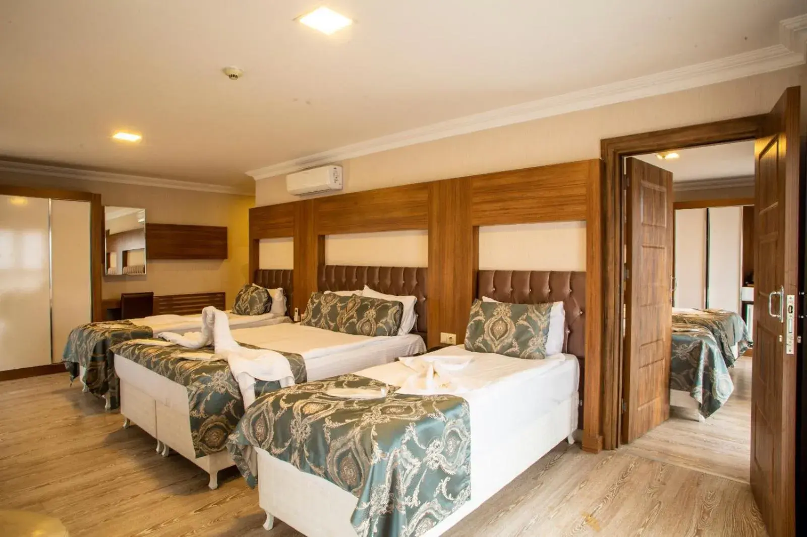 Photo of the whole room, Bed in Bursa Palas Hotel Photo of the whole room, Bed in Bursa Palas Hotel